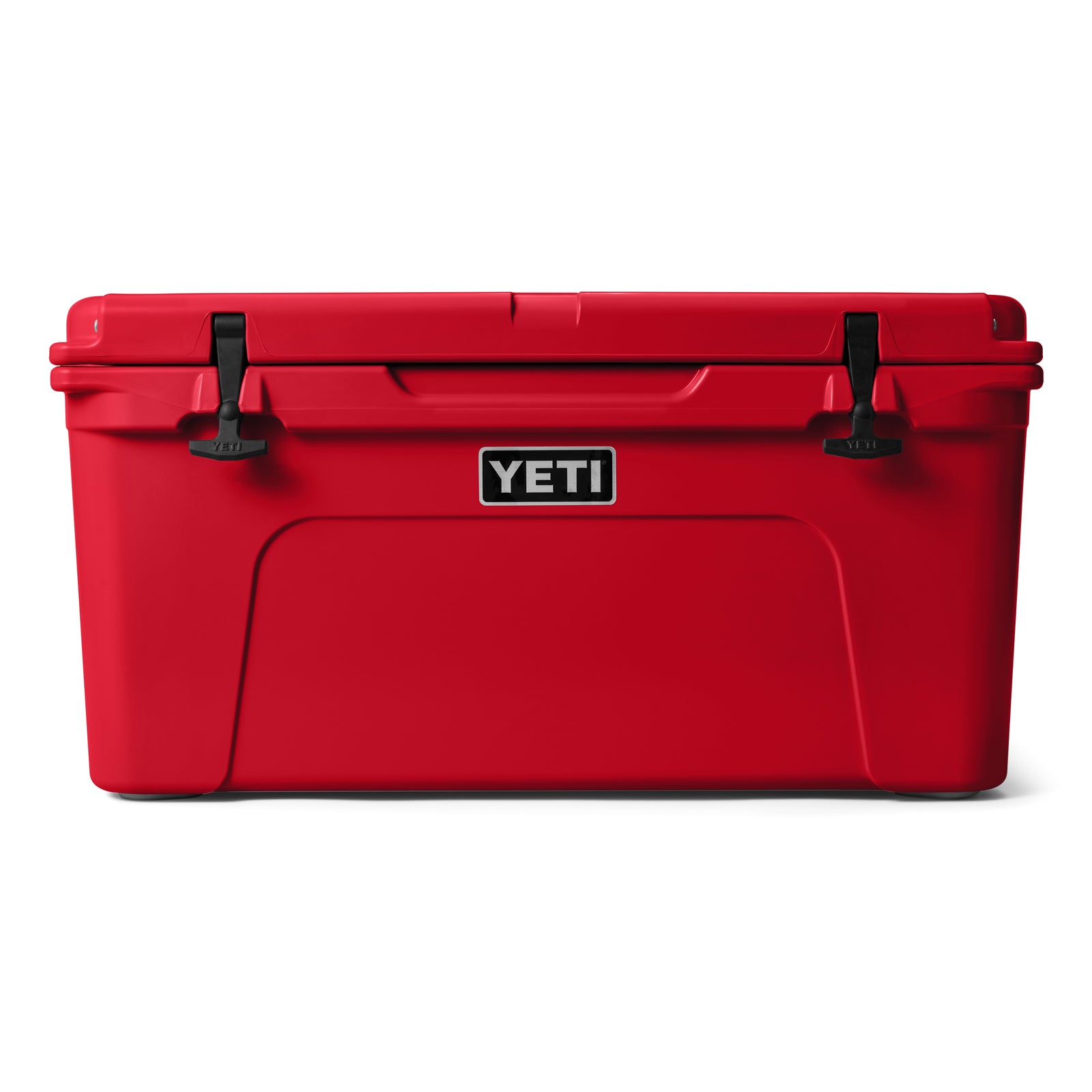 Die YETI® Kühlbox Tundra 65 in Rescue Red hat eine rechteckige Form, schwarze Verschlüsse und das YETI-Logo auf der Vorderseite. Diese große Kühlbox ist geschlossen und vor einem weißen Hintergrund fotografiert - ideal fürs Camping.