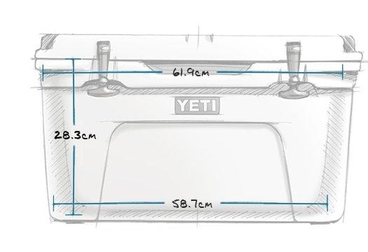 Eine Skizze der YETI® Kühlbox Tundra 65 - Tan zeigt die Abmessungen: 61,9 cm oben breit, 58,7 cm unten und 28,3 cm hoch. Zwei Frontverschlüsse und das YETI-Logo sind sichtbar - perfekt für Ihre Camping-Kühlbox.