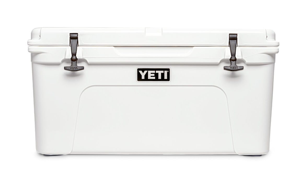 Die YETI® Kühlbox Tundra 65 - White ist mit ihren zwei schwarzen Verschlüssen und dem zentralen YETI-Logo ideal für Outdoor-Abenteuer geeignet, hier auf einem schlichten weißen Hintergrund.