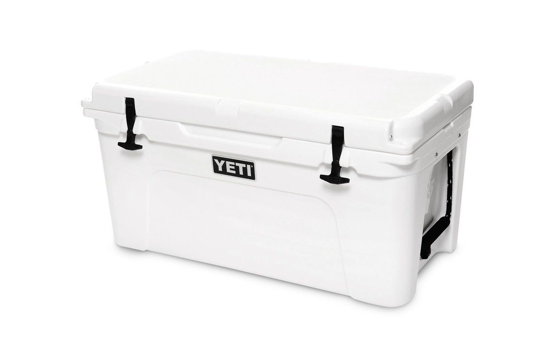 Die YETI® Kühlbox Tundra 65 in Weiß mit schwarzen Verschlüssen und Griffen, abgebildet auf einem schlichten weißen Hintergrund, ist perfekt für Outdoor-Abenteuer.