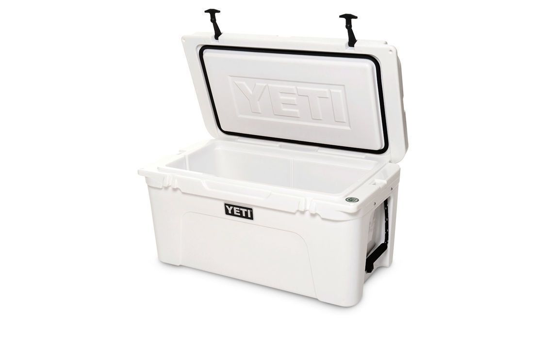 Eine große weiße YETI® Kühlbox Tundra 65 mit schwarzem Griff, offen dargestellt. Das YETI-Logo ist auf der Vorderseite und dem Innendeckel zu sehen - perfekt für Outdoor-Abenteuer.