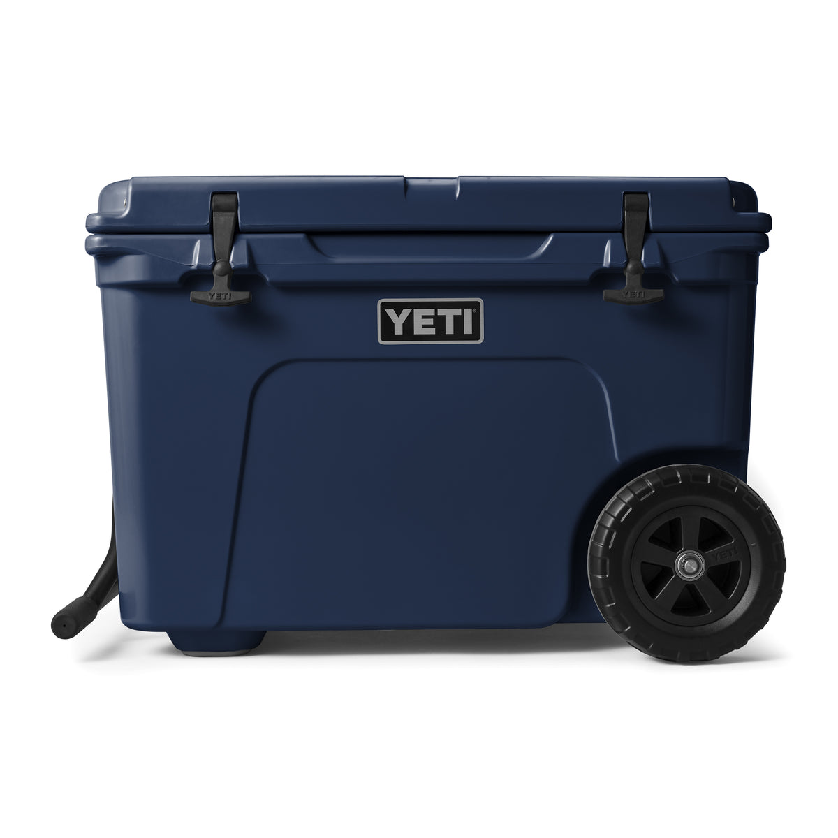 Die YETI® Kühlbox Tundra Haul - Navy verfügt über einen stabilen Griff, zwei schwarze Verschlüsse und große schwarze Räder für einen einfachen Transport, die alle auf einem weißen Hintergrund abgebildet sind.