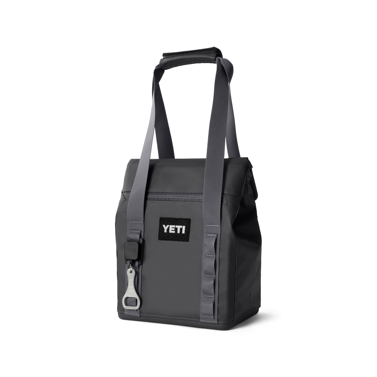 Die YETI® Kühltasche Daytrip Lunch Bag 14L - Charcoal verfügt über zwei Tragegriffe, einen schwarzen YETI-Logoaufnäher, Coldcell Flex Isolierung und einen Flaschenöffner aus Metall an einer Lasche.