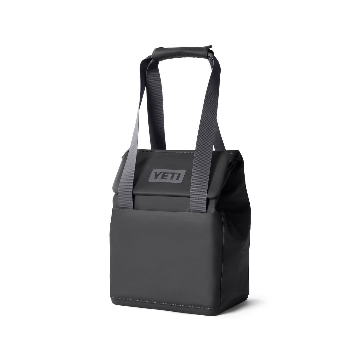 Die YETI® Kühltasche Daytrip Lunch Bag 14L in Charcoal ist eine weiche, rechteckige Kühltasche mit Coldcell Flex Isolierung, zwei langen grauen Griffen und dem YETI Logo auf der Vorderseite. Die Tasche steht aufrecht auf einem weißen Hintergrund.