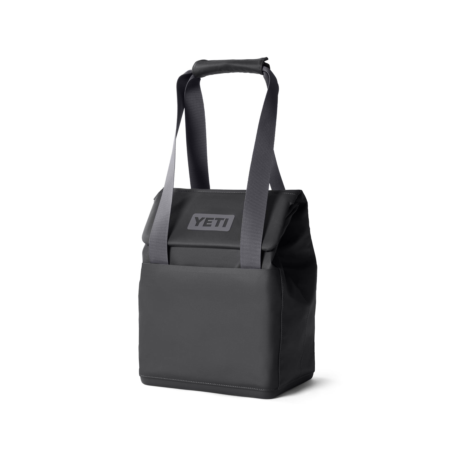 Die YETI® Kühltasche Daytrip Lunch Bag 14L in Charcoal ist eine weiche, rechteckige Kühltasche mit Coldcell Flex Isolierung, zwei langen grauen Griffen und dem YETI Logo auf der Vorderseite. Die Tasche steht aufrecht auf einem weißen Hintergrund.