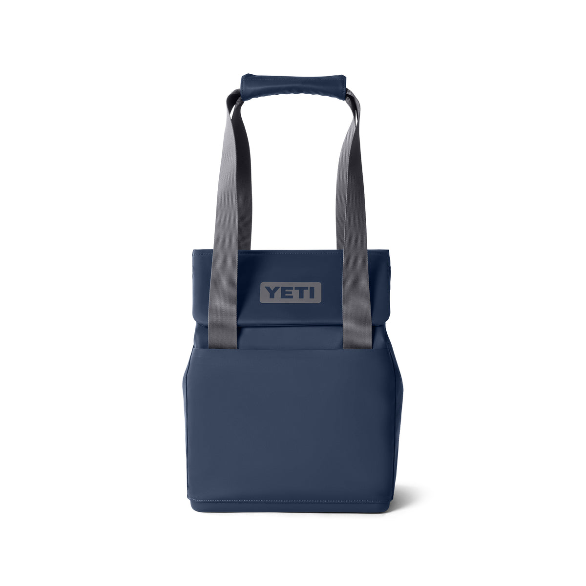 Die YETI® Kühltasche Daytrip Lunch Bag 14L in Navy, mit grauen Schulterriemen, gepolstertem Griff und Coldcell Flex Isolierung, steht aufrecht auf weißem Grund.