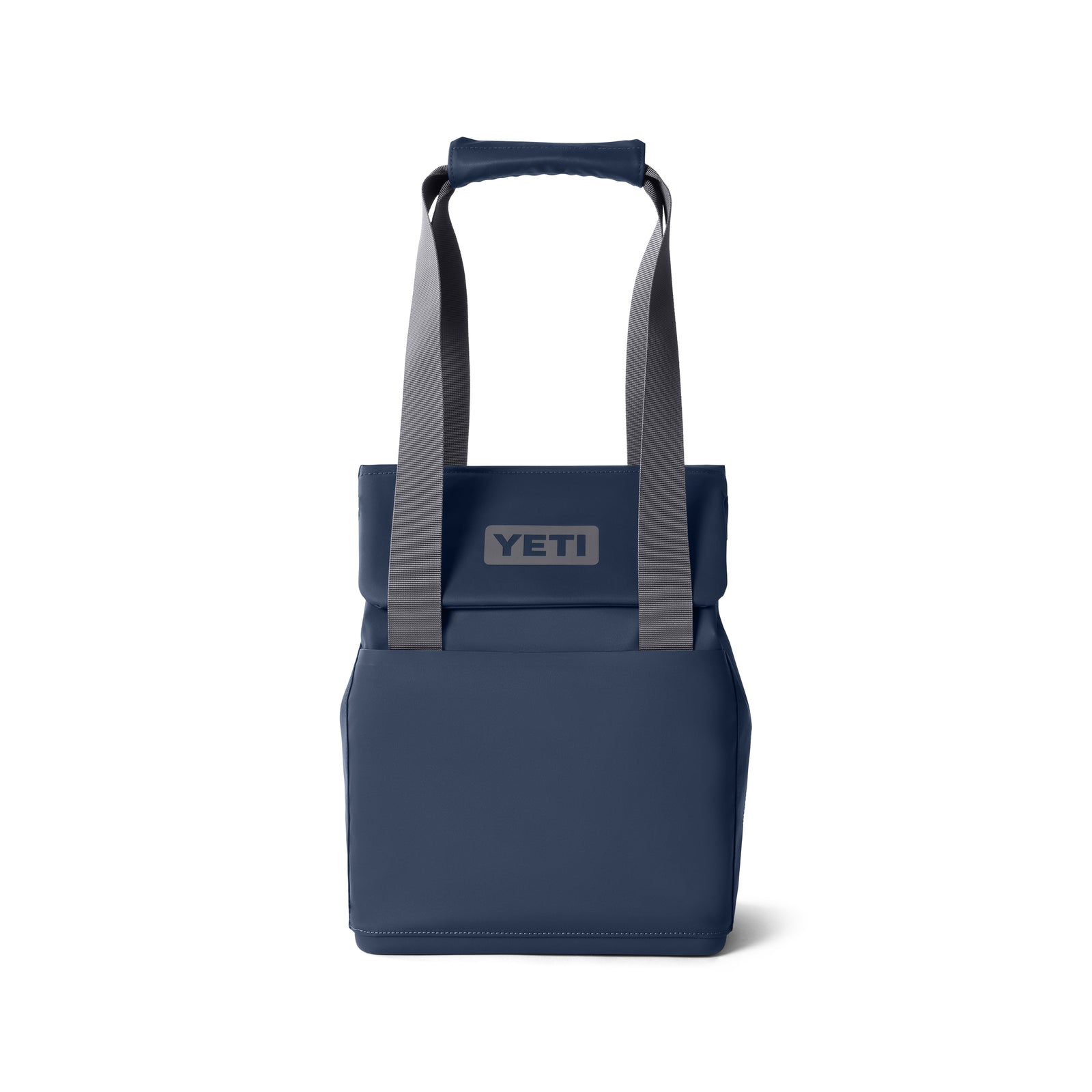 Die YETI® Kühltasche Daytrip Lunch Bag 14L in Navy, mit grauen Schulterriemen, gepolstertem Griff und Coldcell Flex Isolierung, steht aufrecht auf weißem Grund.