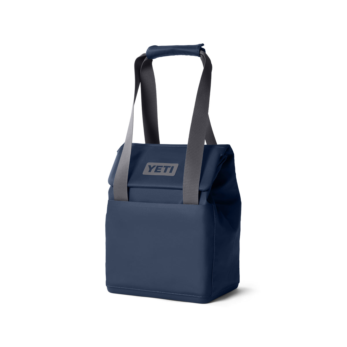 Die YETI® Kühltasche Daytrip Lunch Bag 14L - Navy steht aufrecht mit grauen Griffen und einem Klappenverschluss mit Coldcell Flex Isolierung auf weißem Grund.