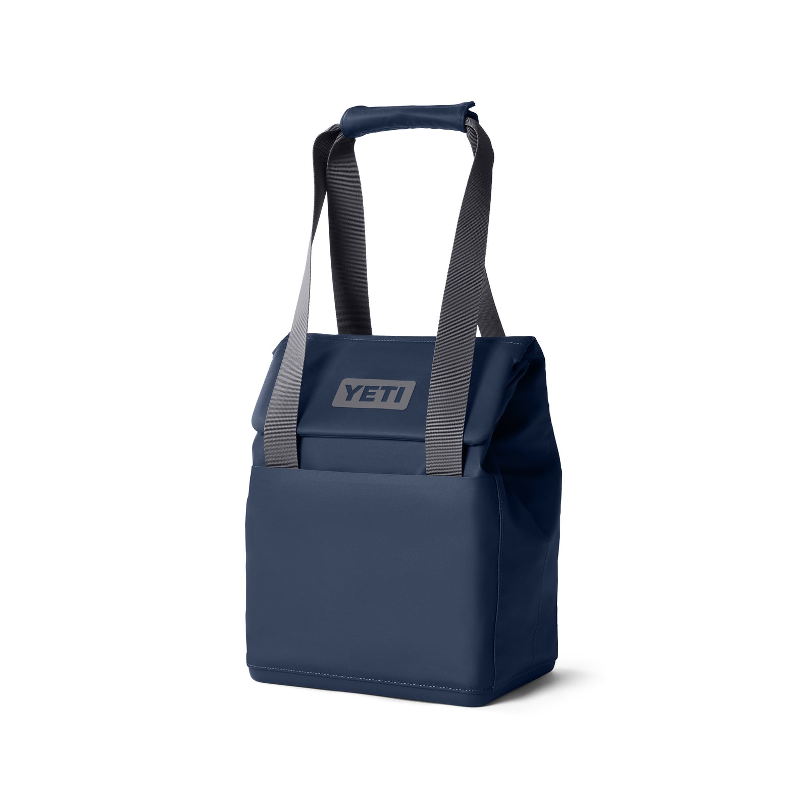 Die YETI® Kühltasche Daytrip Lunch Bag 14L - Navy steht aufrecht mit grauen Griffen und einem Klappenverschluss mit Coldcell Flex Isolierung auf weißem Grund.