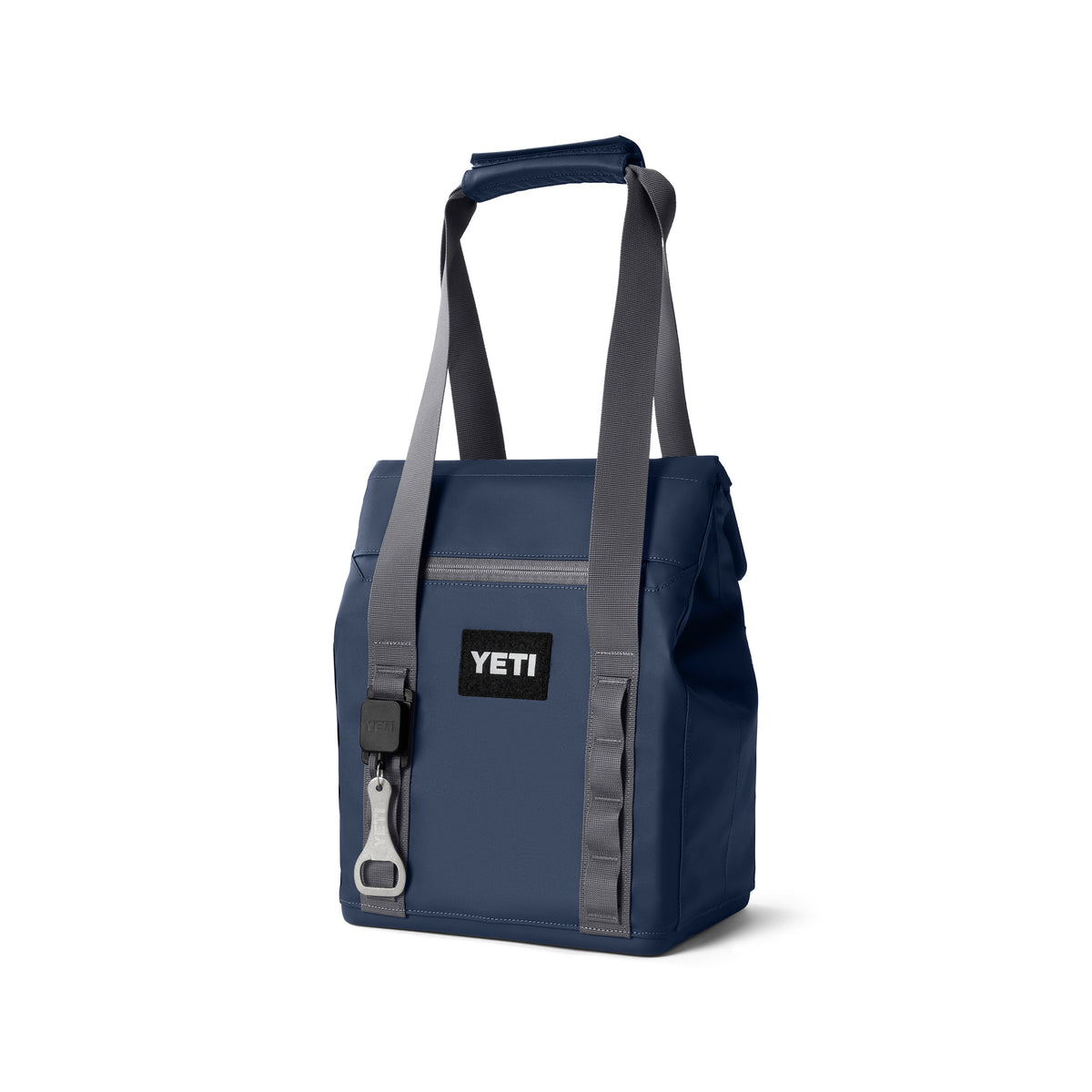 Eine YETI® Kühltasche Daytrip Lunch Bag 14L in Navy mit Coldcell Flex Isolierung, grauen Trägern, vorderer Reißverschlusstasche und einem angebrachten Flaschenöffner wird vor einem schlichten weißen Hintergrund gezeigt.