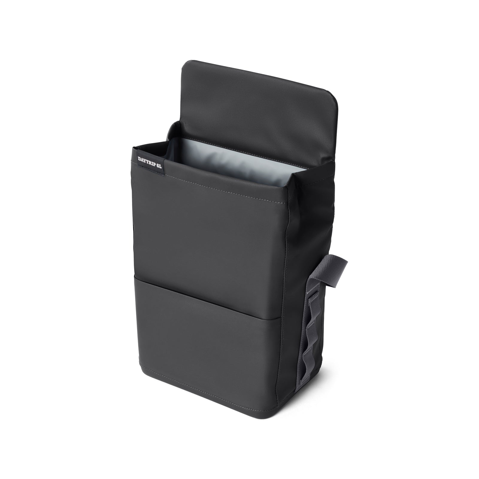 Die YETI® Kühltasche Daytrip Lunch Bag 6L in Charcoal hat ein schlankes, schwarzes, rechteckiges Design mit einer offenen Klappe, einer Vordertasche, einem grauen, zickzack-genähten Seitengriff und einem hellgrauen Innenraum - perfekt für die stilvolle Aufbewahrung von Mittagessen.