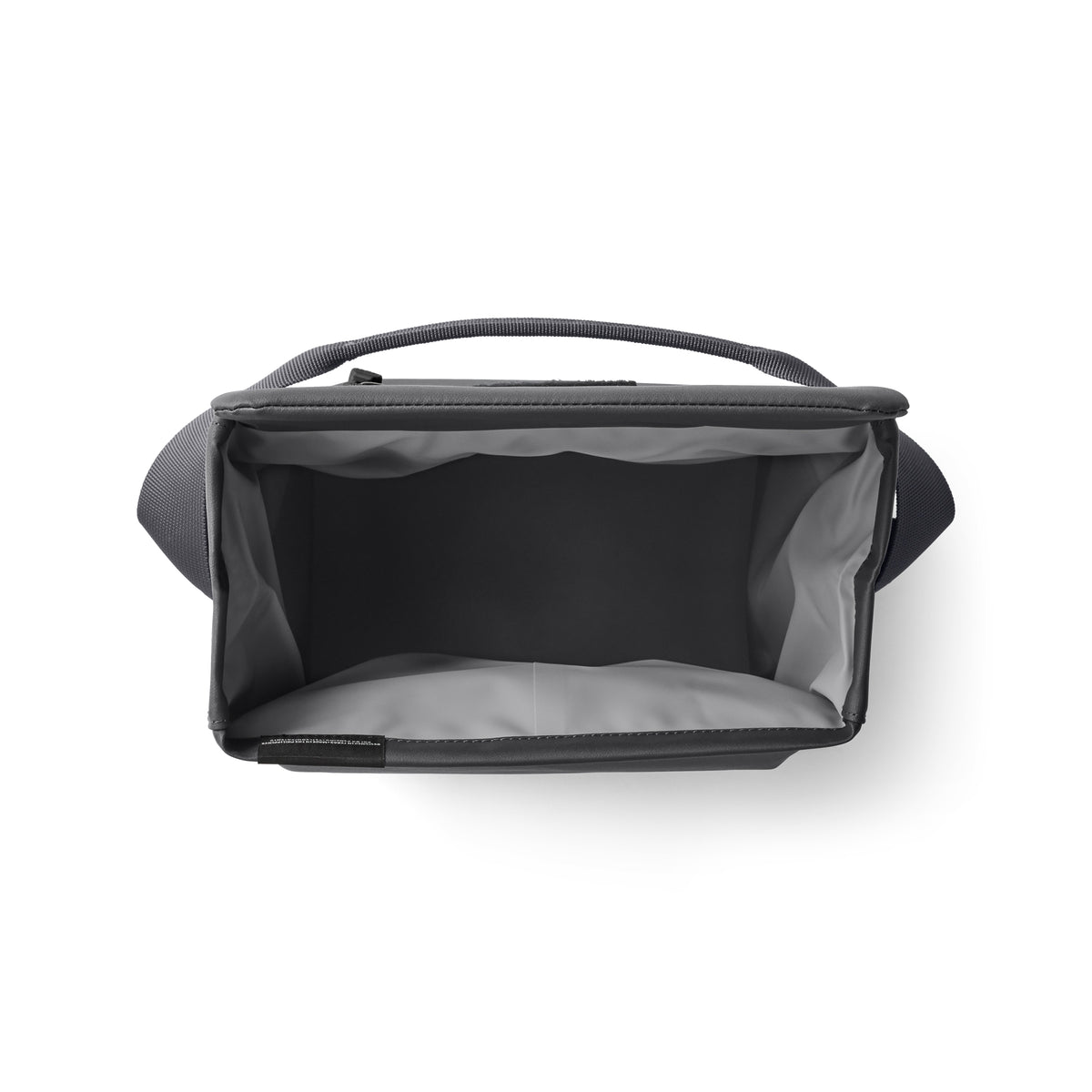 Draufsicht auf die YETI® Kühltasche Daytrip Lunch Bag 6L in Charcoal mit geräumigem schwarzem und grauem Innenraum, Tragegriff und Schultergurt auf weißem Hintergrund. Eine stilvolle Kühltasche von YETI.