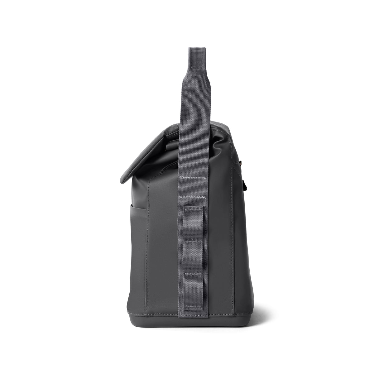 Seitenansicht einer anthrazitfarbenen YETI® Kühltasche Daytrip Lunch Bag 6L mit einem dicken vertikalen Stoffriemen an der Seite und einem Klappverschluss oben. Mit minimalistischem, modernem Design von YETI, ähnlich wie die beliebte Daytrip Lunch Bag.