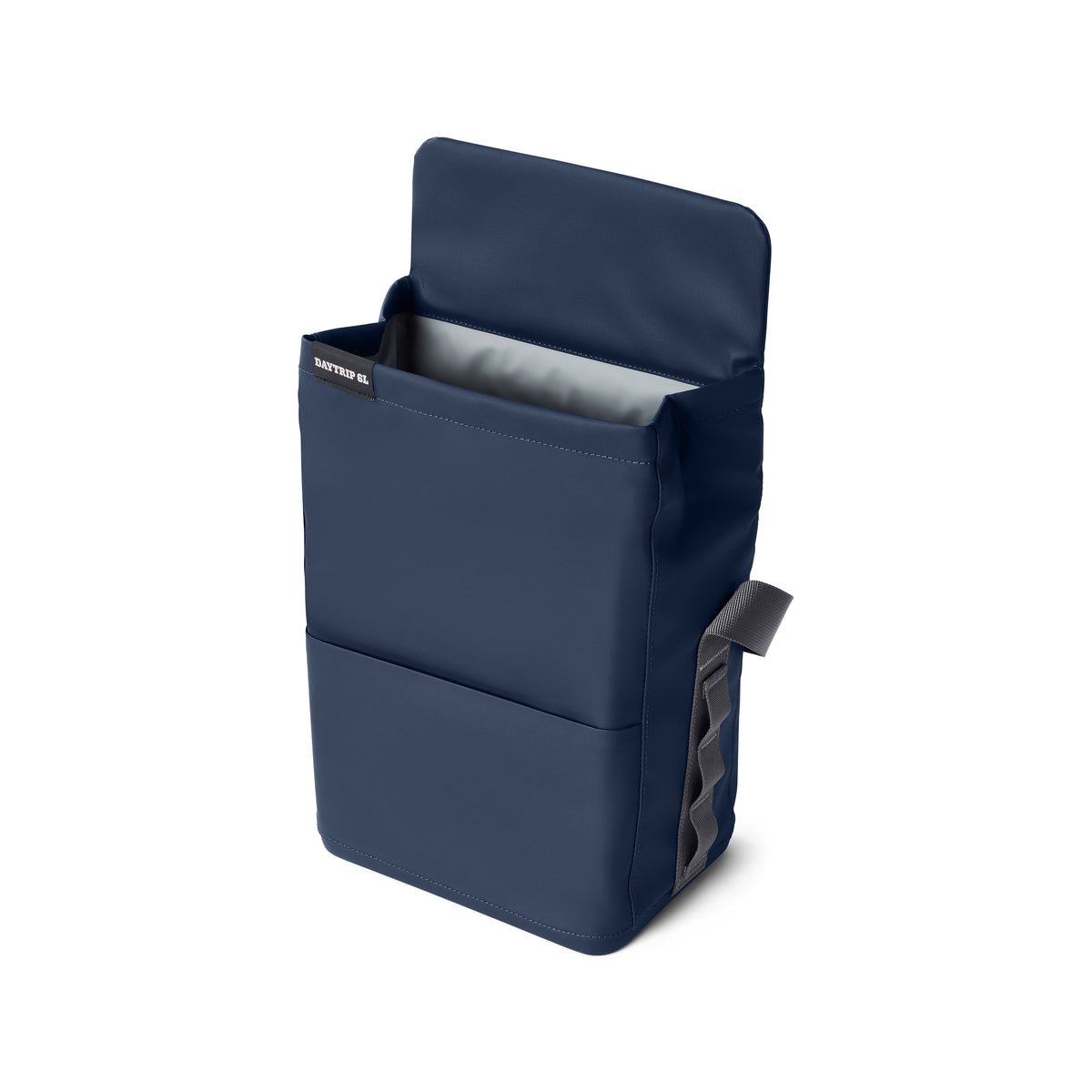 Die YETI® Kühltasche Daytrip Lunch Bag 6L in Navy ist eine rechteckige Lunchbag mit Kühlisolierung, grauem Seitengriff und Fronttasche, aufrecht auf weißem Hintergrund abgebildet und von YETI entworfen.