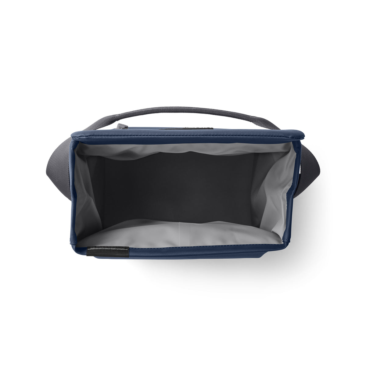 Draufsicht auf die leere YETI® Kühltasche Daytrip Lunch Bag 6L - Navy, mit rechteckiger Form, grauem Innenraum, blauer Verzierung und grauem Griff - perfekt, um Ihr Mittagessen stilvoll zu transportieren. Marke: YETI.