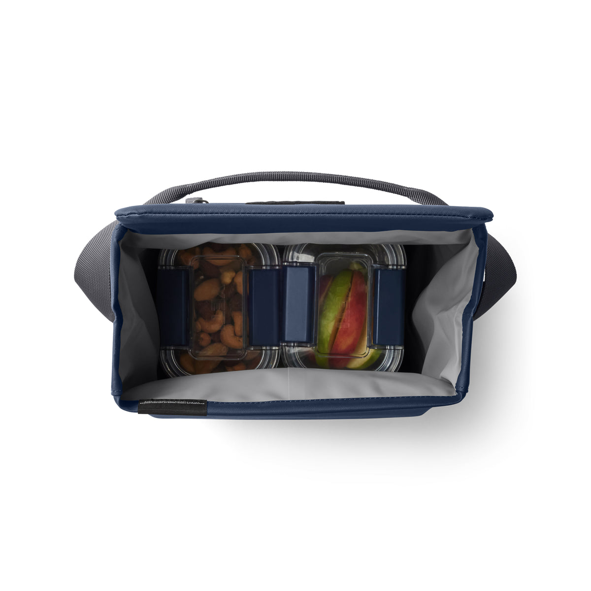 Die YETI® Kühltasche Daytrip Lunch Bag 6L - Navy bietet exzellente Isolierung und lebensmittelsichere Materialien - ideal, um Speisen frisch und sicher zu transportieren.