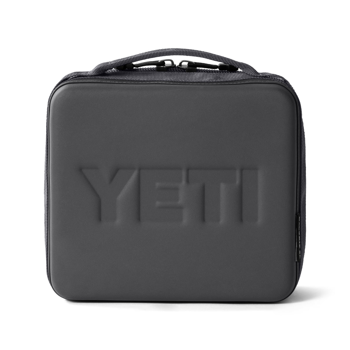 Die YETI® Kühltasche Daytrip Lunch Box 3L in Charcoal ist eine rechteckige Lunch-Tasche mit Tragegriff, Reißverschluss, ColdCell Flex-Isolierung und "YETI"-Prägung auf der Vorderseite.