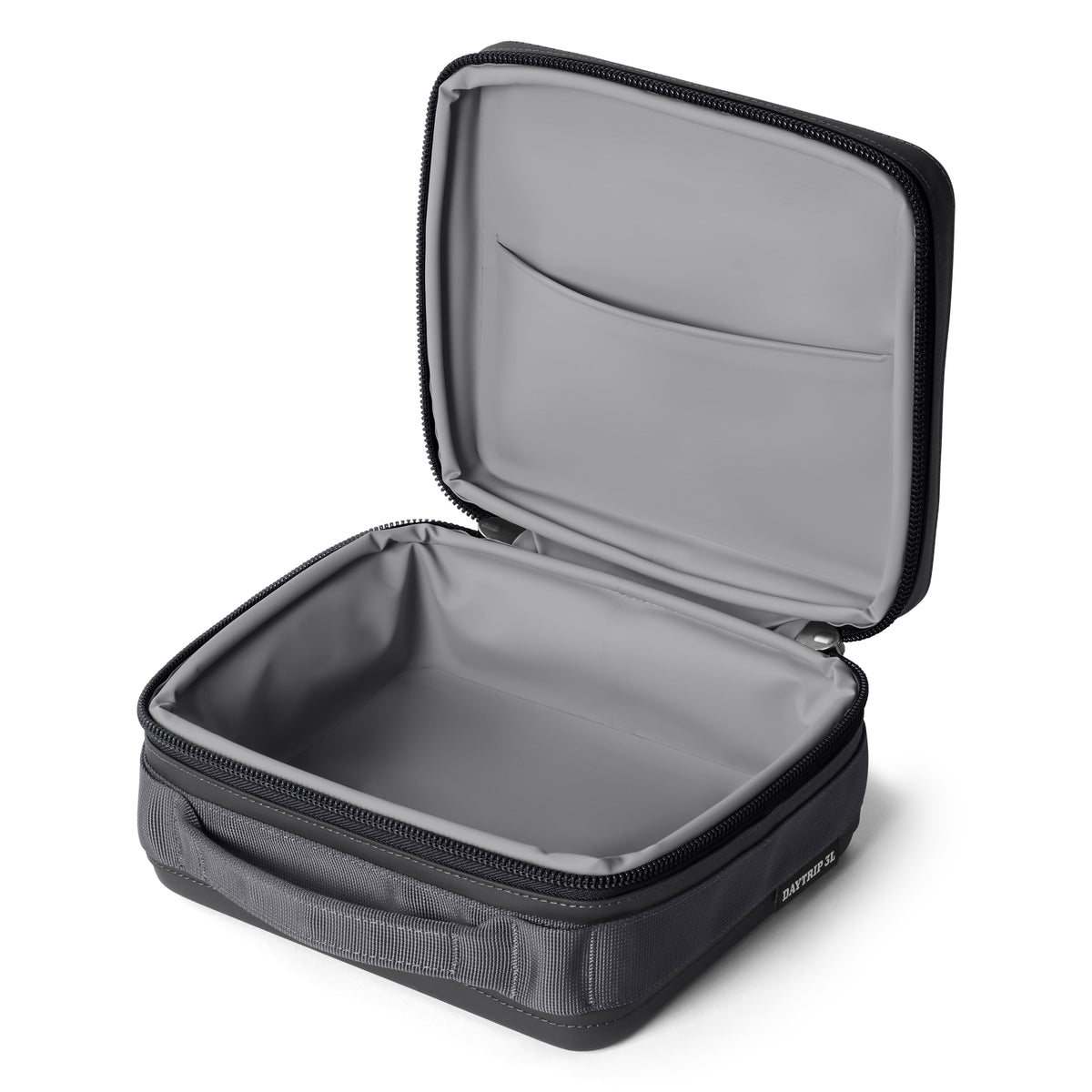 Die YETI® Kühltasche Daytrip Lunch Box 3L in Charcoal ist aufgeklappt abgebildet und zeigt ihren isolierten Innenraum mit ColdCell Flex Isolierung, eine Deckeltasche, einen Reißverschluss und einen Frontgriff.