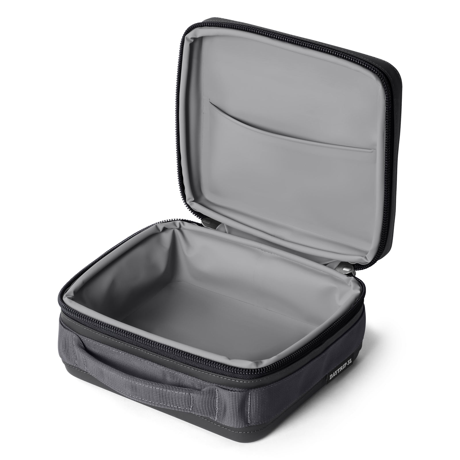 Die YETI® Kühltasche Daytrip Lunch Box 3L in Charcoal ist aufgeklappt abgebildet und zeigt ihren isolierten Innenraum mit ColdCell Flex Isolierung, eine Deckeltasche, einen Reißverschluss und einen Frontgriff.