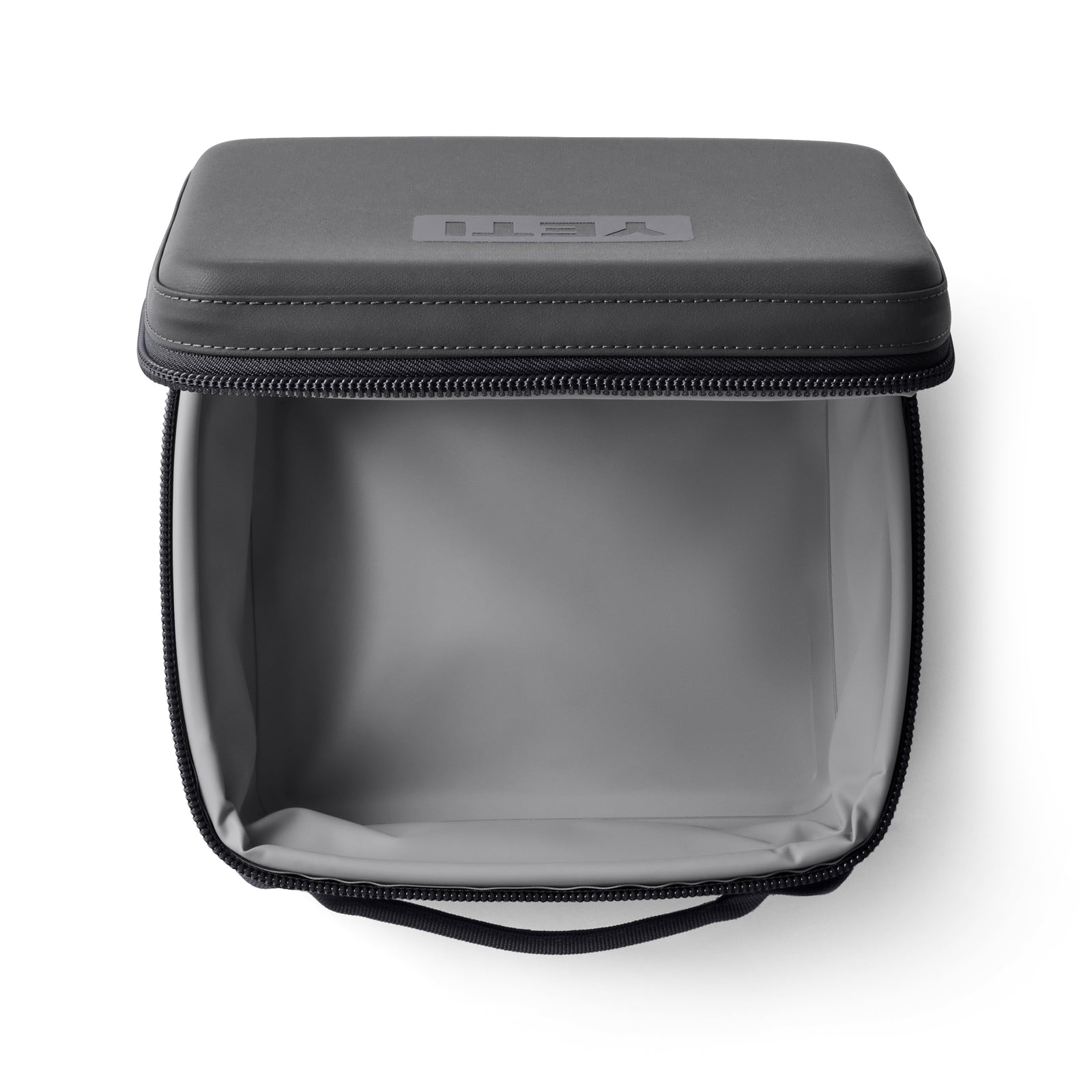 Die von oben geöffnete YETI® Kühltasche Daytrip Lunch Box 3L in Charcoal verfügt über eine graue ColdCell Flex-Isolierung im Inneren, einen Reißverschluss, einen Tragegriff und ein eingeprägtes YETI-Logo auf dem Hartschalendeckel.