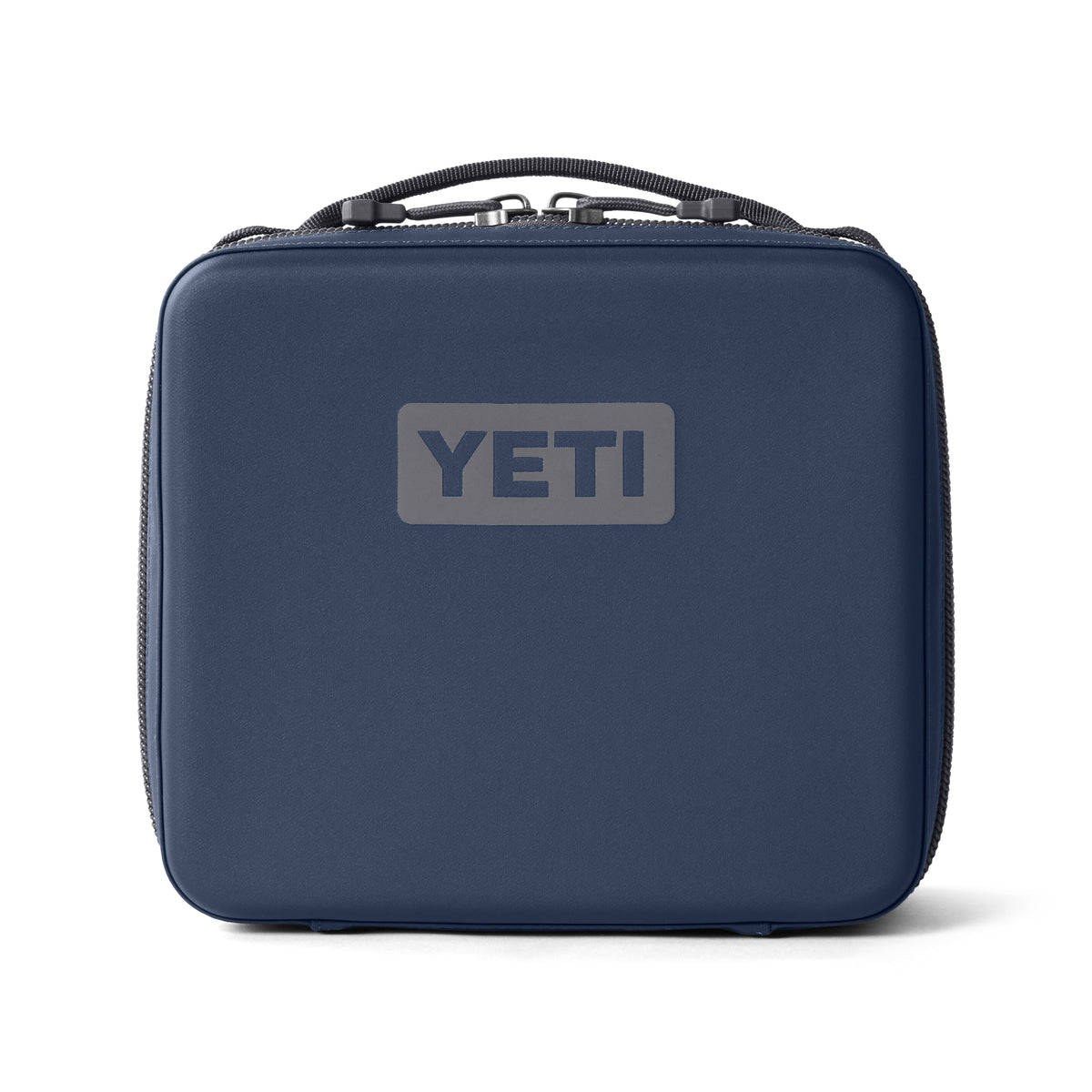 Die YETI® Kühltasche Daytrip Lunch Box 3L in navy verfügt über einen stabilen Griff, einen Reißverschluss, das auffällige graue YETI-Logo auf der Vorderseite und eine effektive Kühlhaltefunktion, die Ihre Mahlzeiten frisch hält.