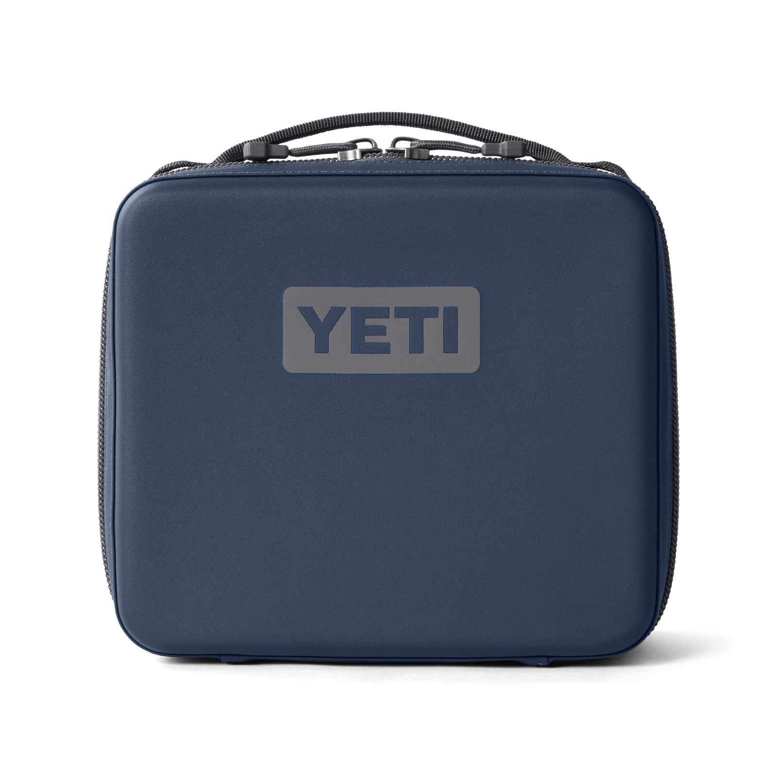 Die YETI® Kühltasche Daytrip Lunch Box 3L in navy verfügt über einen stabilen Griff, einen Reißverschluss, das auffällige graue YETI-Logo auf der Vorderseite und eine effektive Kühlhaltefunktion, die Ihre Mahlzeiten frisch hält.
