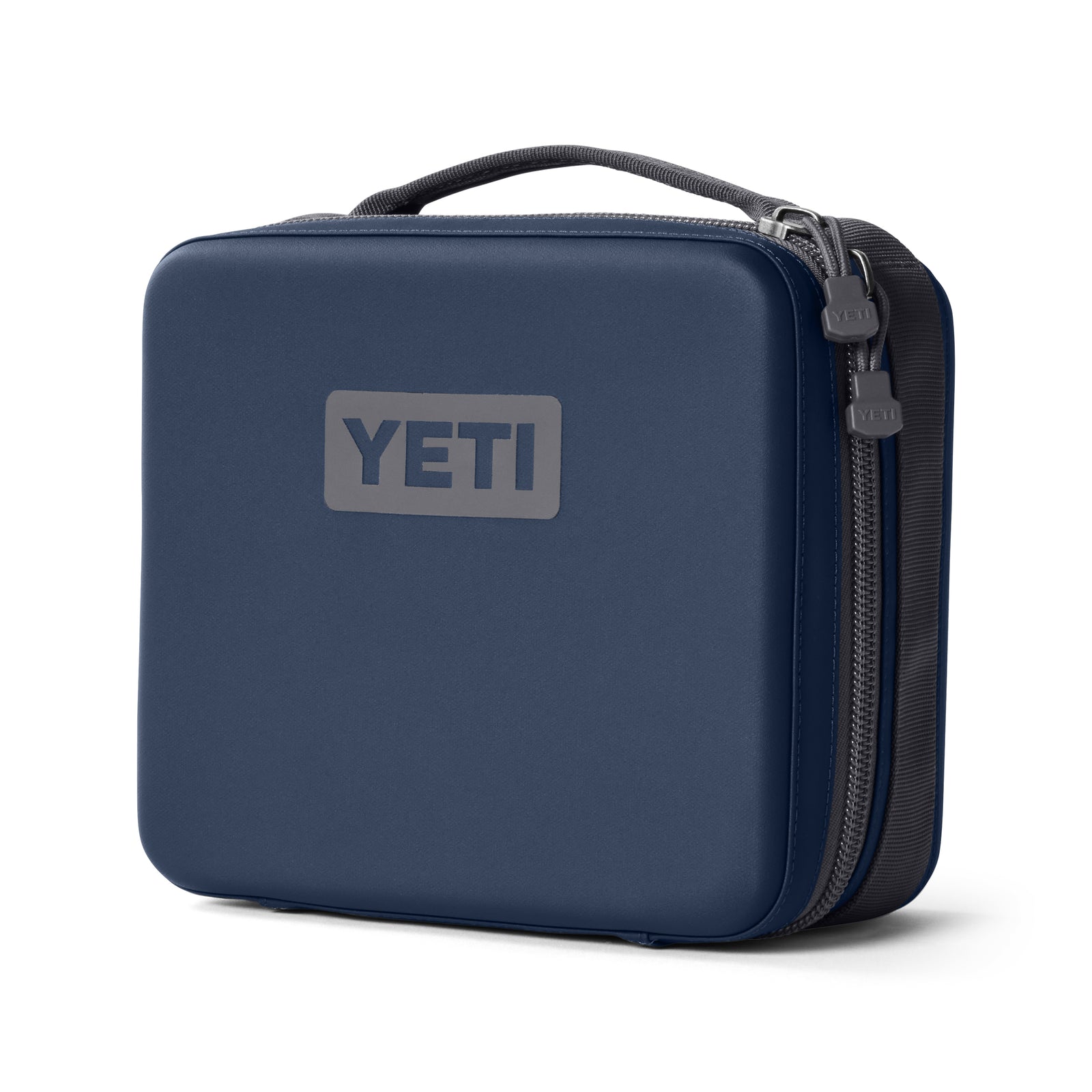 Die YETI® Kühltasche Daytrip Lunch Box 3L in Navy ist eine Hartschalen-Lunchbag mit Tragegriff und Reißverschluss. Sie trägt das graue YETI-Logo auf der Vorderseite und hält mit ihrer Kühlhaltefunktion Ihr Essen den ganzen Tag über frisch.
