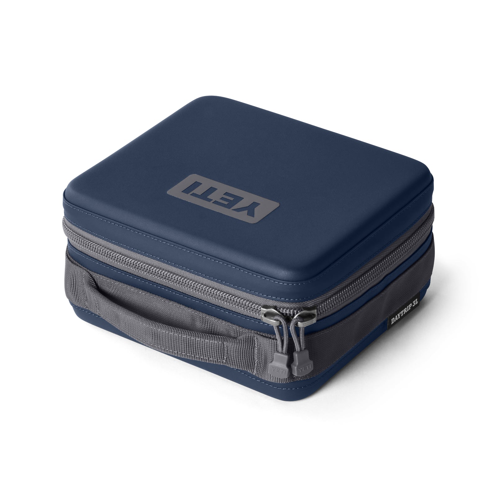 Eine navyfarbene YETI® Kühltasche Daytrip Lunch Box 3L mit grauem Reißverschluss und Griff ist geschlossen auf weißem Hintergrund abgebildet. Das YETI-Logo erscheint auf der Oberseite und an der Seite dieser stilvollen Lunchbox.
