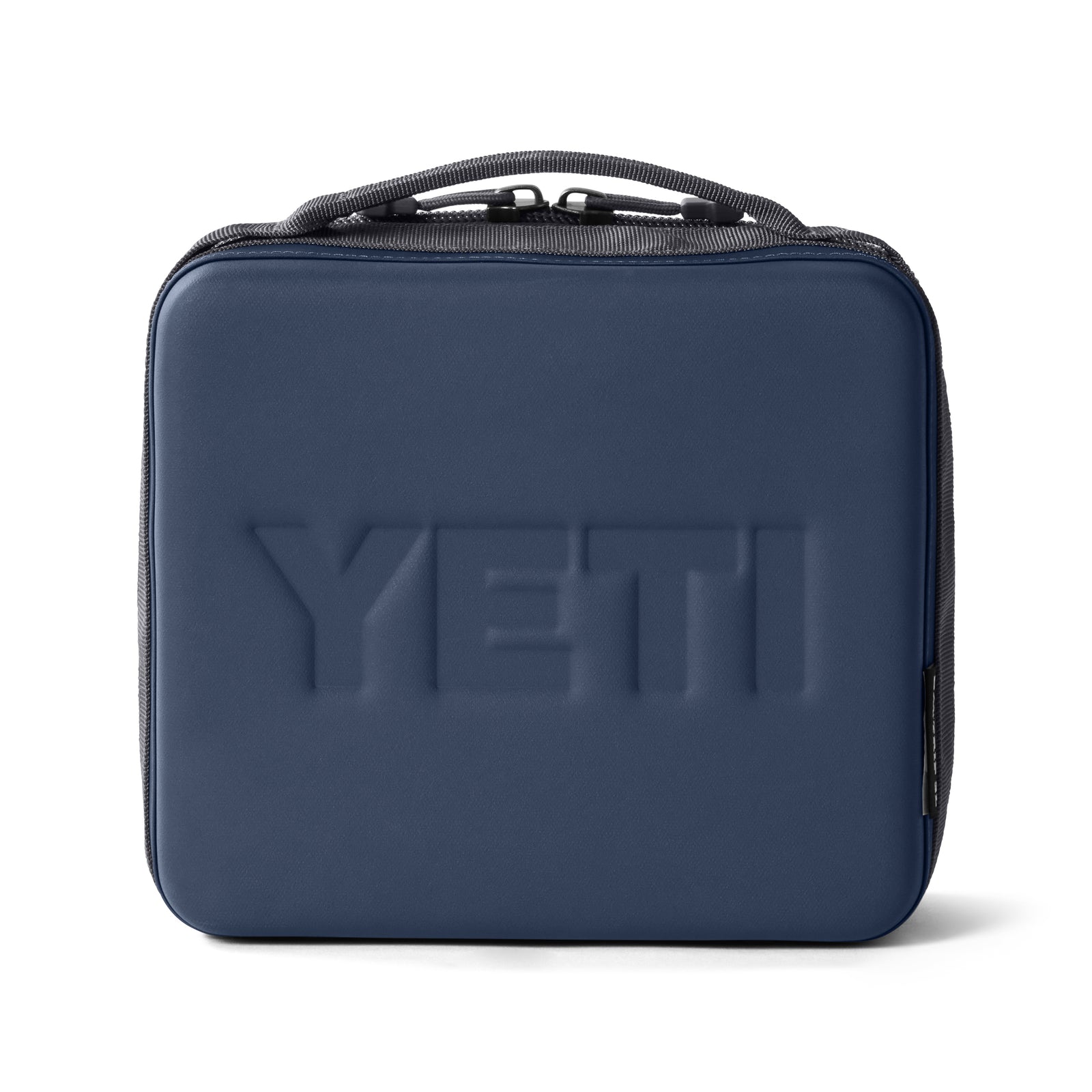 Die YETI® Kühltasche Daytrip Lunch Box 3L in Navy ist eine rechteckige, weich strukturierte Kühltasche mit Reißverschluss, geprägtem YETI Logo vorne und Tragegriff. Perfekt für unterwegs dank Kühlfunktion.