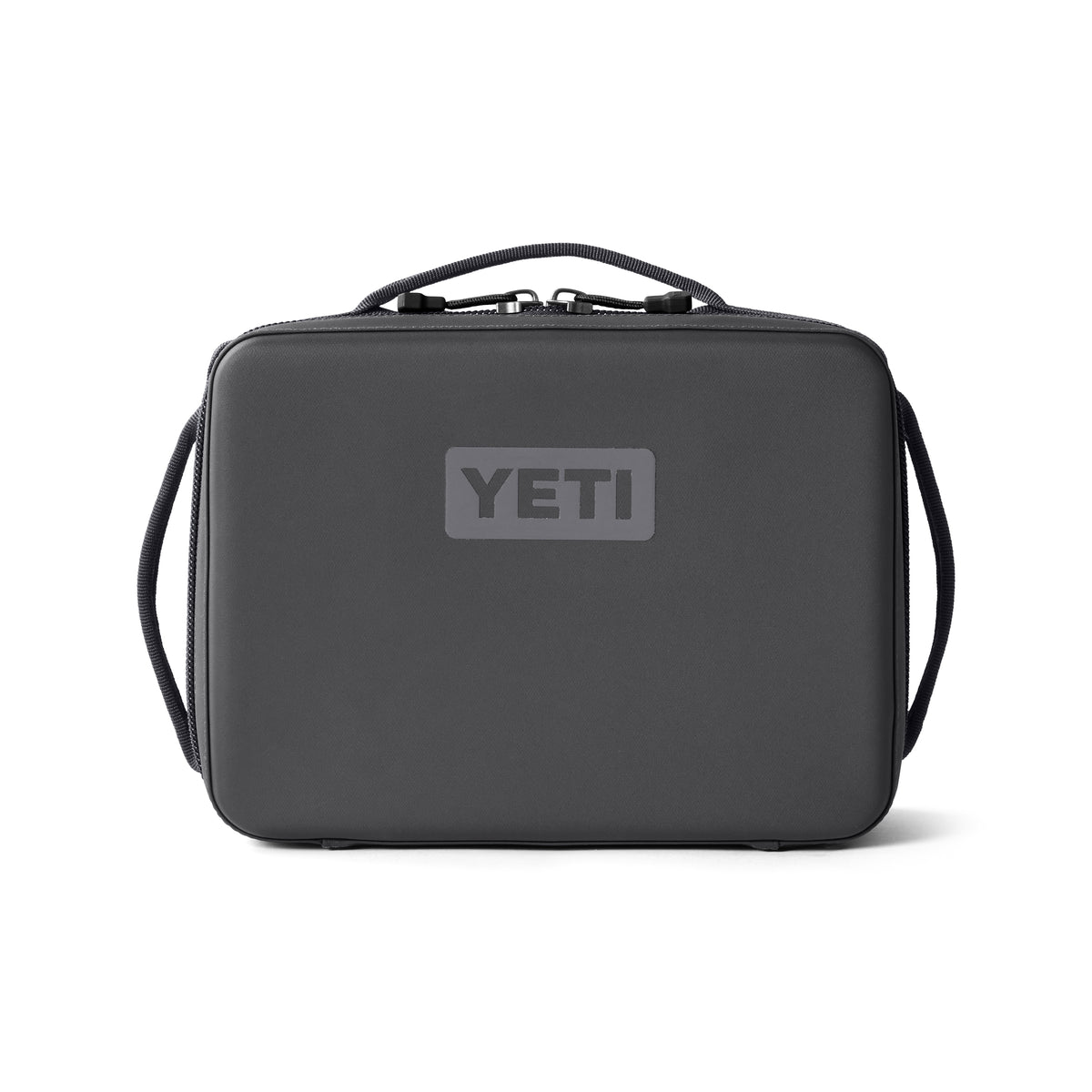 Die YETI® Kühltasche Daytrip Lunch Box 5L in Charcoal ist eine schwarze, rechteckige Tasche mit ColdCell Flex Isolierung, Reißverschluss, Griffen oben und an den Seiten, sowie einem zentrierten YETI-Logo - ideal als robuste Lunchbox. Abgebildet auf weißem Hintergrund.