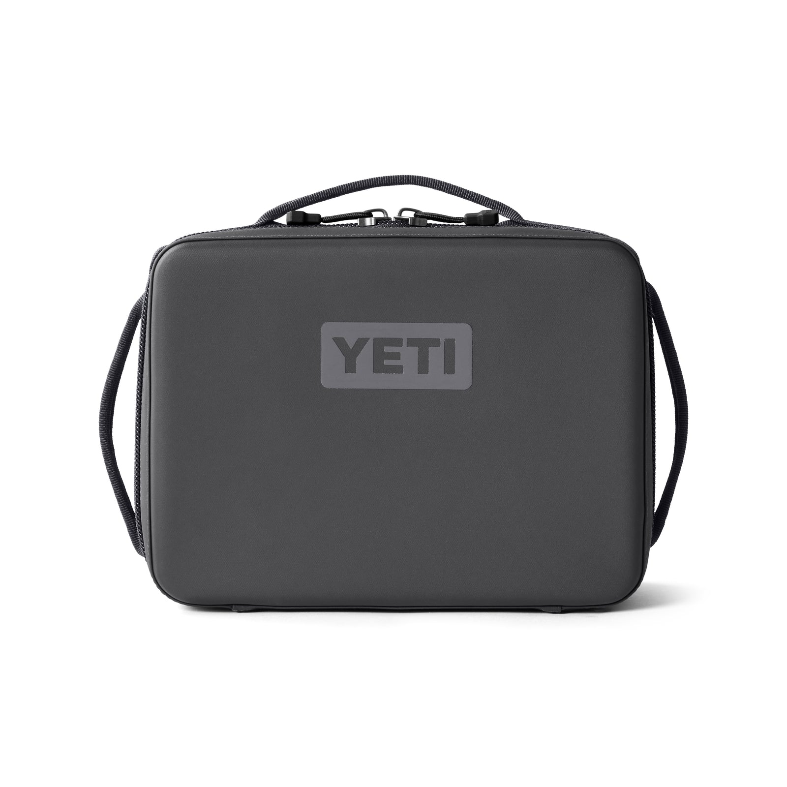 Die YETI® Kühltasche Daytrip Lunch Box 5L in Charcoal ist eine schwarze, rechteckige Tasche mit ColdCell Flex Isolierung, Reißverschluss, Griffen oben und an den Seiten, sowie einem zentrierten YETI-Logo - ideal als robuste Lunchbox. Abgebildet auf weißem Hintergrund.
