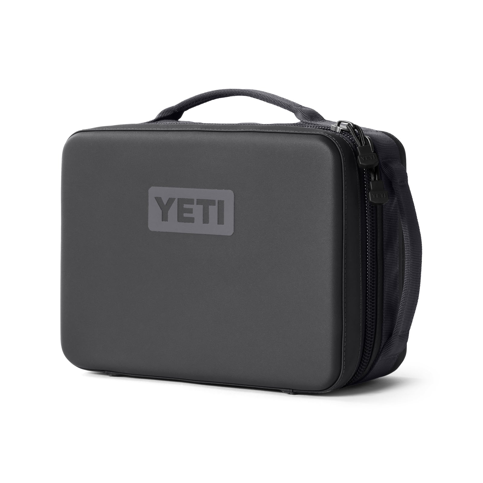 Die YETI® Kühltasche Daytrip Lunch Box 5L in Charcoal verfügt über eine ColdCell Flex-Isolierung, einen Reißverschluss und einen Griff an der Oberseite. Die Hartschalen-Lunchbox mit dem YETI-Logo ist auf weißem Hintergrund abgebildet.