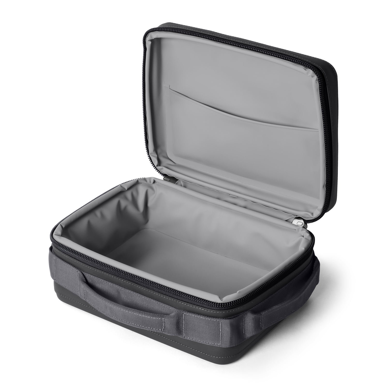 Eine anthrazitfarbene YETI® Kühltasche Daytrip Lunch Box 5L mit geöffnetem Reißverschluss offenbart ihren leeren, ColdCell Flex Isolierung-isolierten Innenraum und eine kleine Tasche im Deckel.
