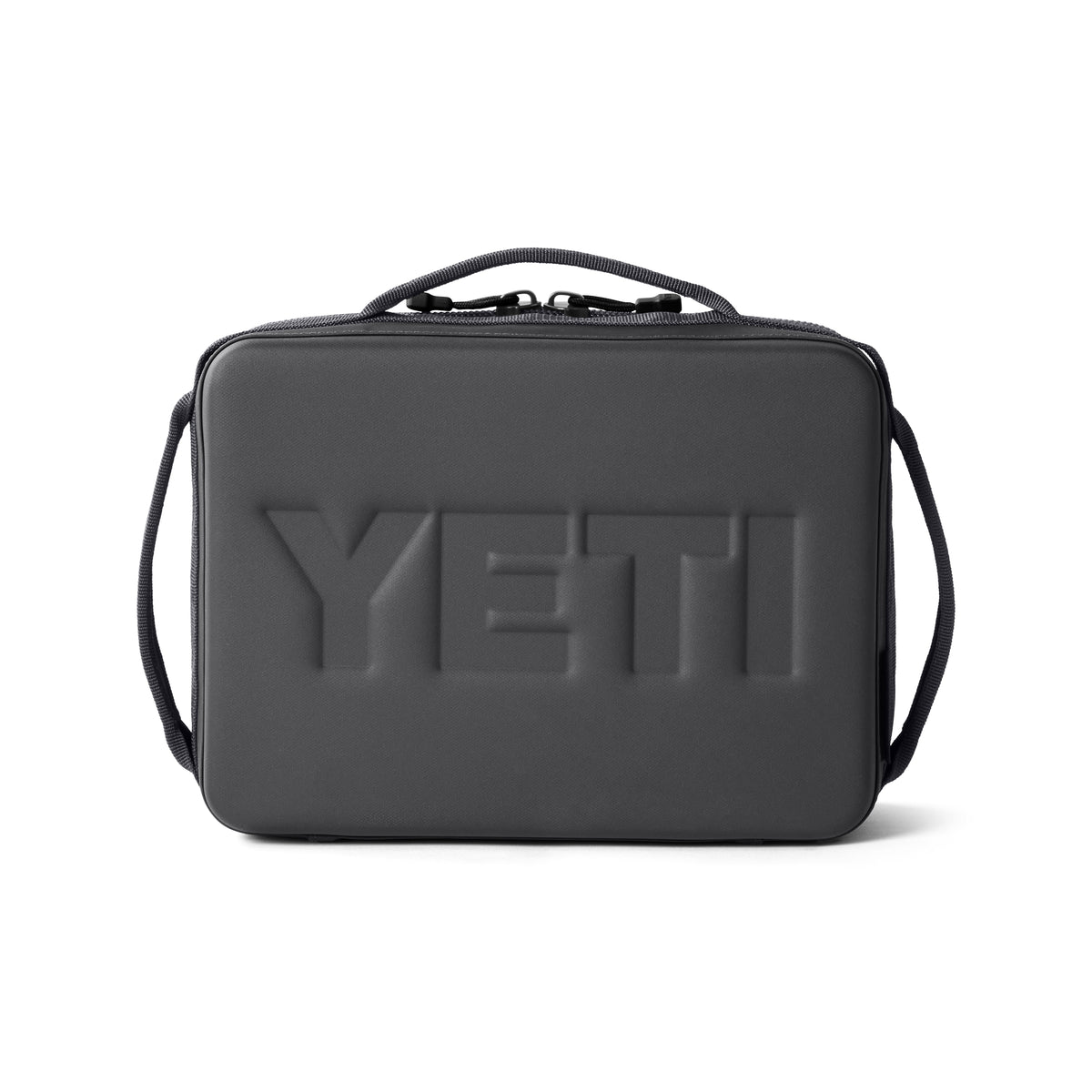 Die YETI® Kühltasche Daytrip Lunch Box 5L in Charcoal ist eine rechteckige, schwarze Lunchbox mit einem Griff an der Oberseite, ColdCell Flex-Isolierung und dem YETI-Logo auf der Vorderseite.