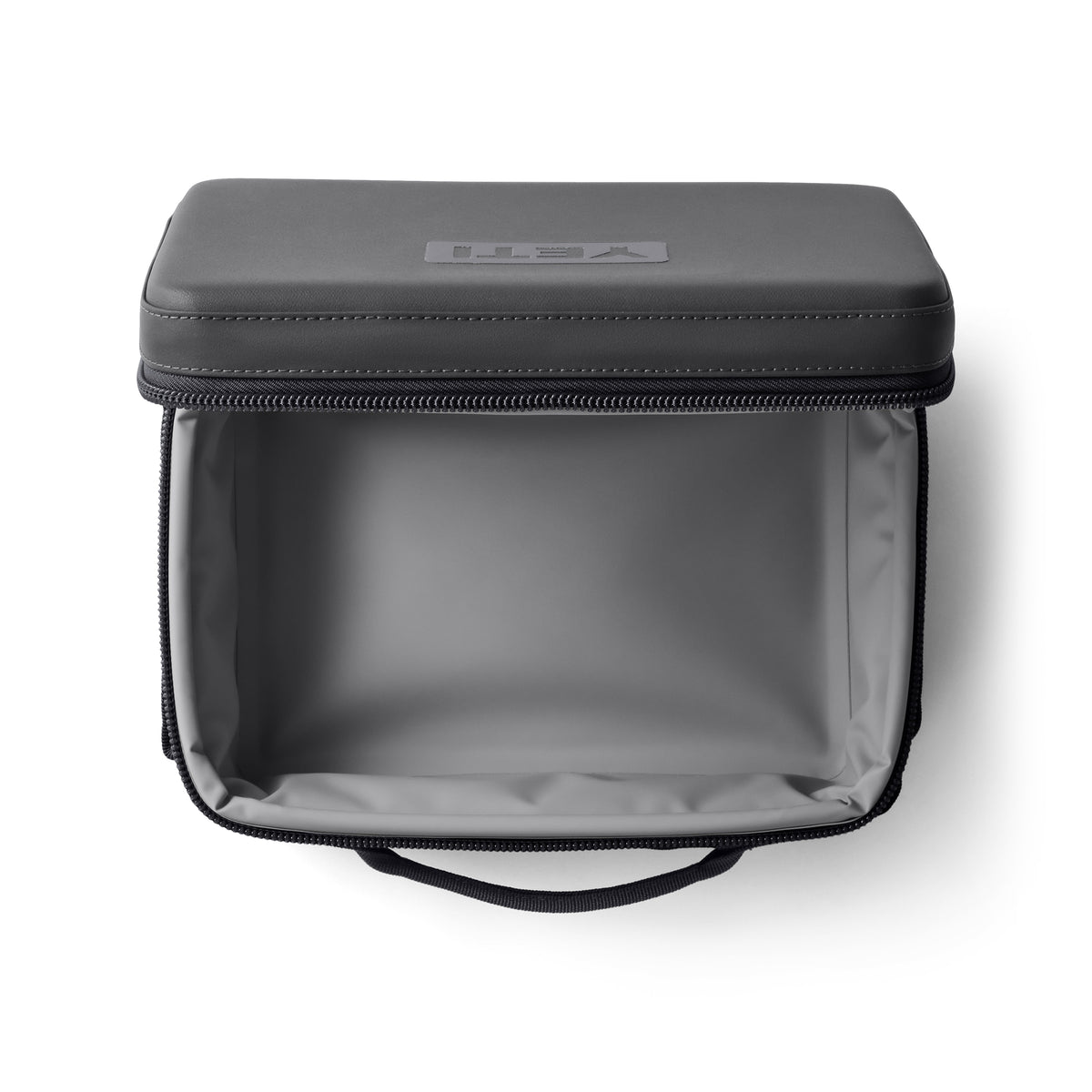 Die YETI® Kühltasche Daytrip Lunch Box 5L in Charcoal bietet mit ColdCell™-Isolierung, praktischem Tragegriff und robustem Deckel Platz für Mahlzeiten - ideal, um Speisen unterwegs kühl zu halten.