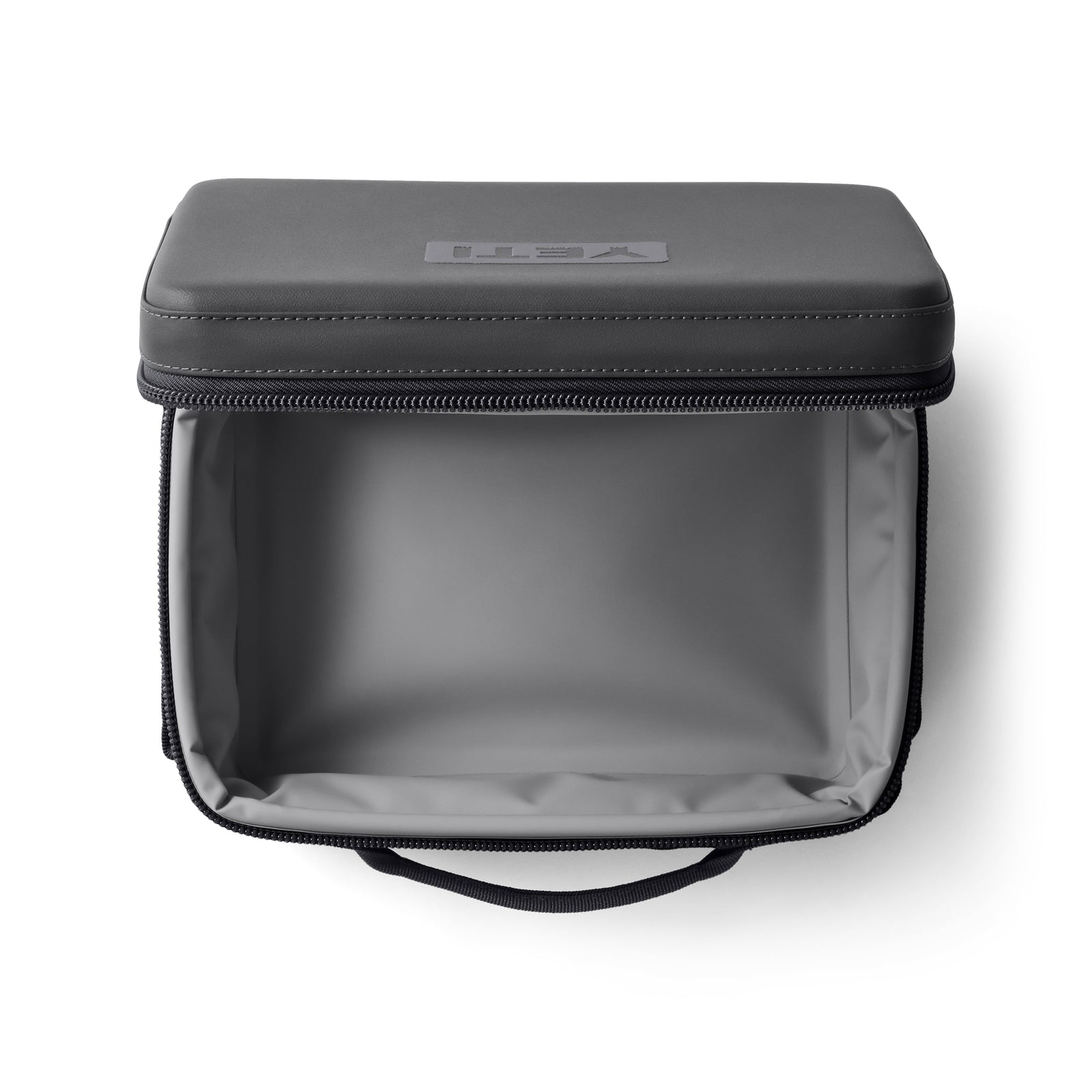 Die YETI® Kühltasche Daytrip Lunch Box 5L in Charcoal bietet mit ColdCell™-Isolierung, praktischem Tragegriff und robustem Deckel Platz für Mahlzeiten - ideal, um Speisen unterwegs kühl zu halten.