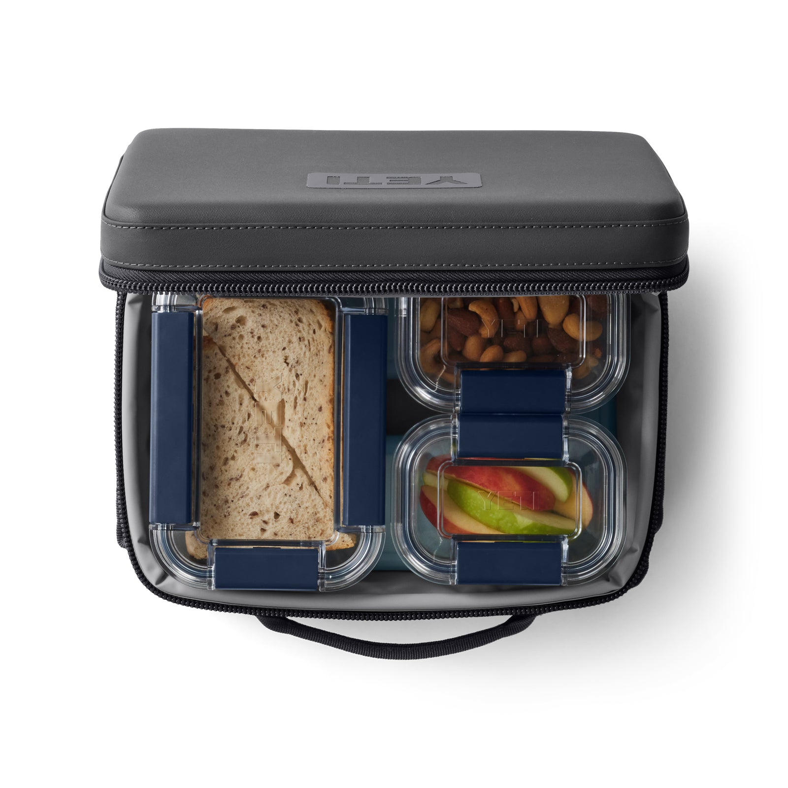 Die YETI® Kühltasche Daytrip Lunch Box 5L in Charcoal hält Ihr Mittagessen - wie Sandwiches, Äpfel und Nüsse - den ganzen Tag über frisch und kühl mit ColdCell Flex Isolierung.