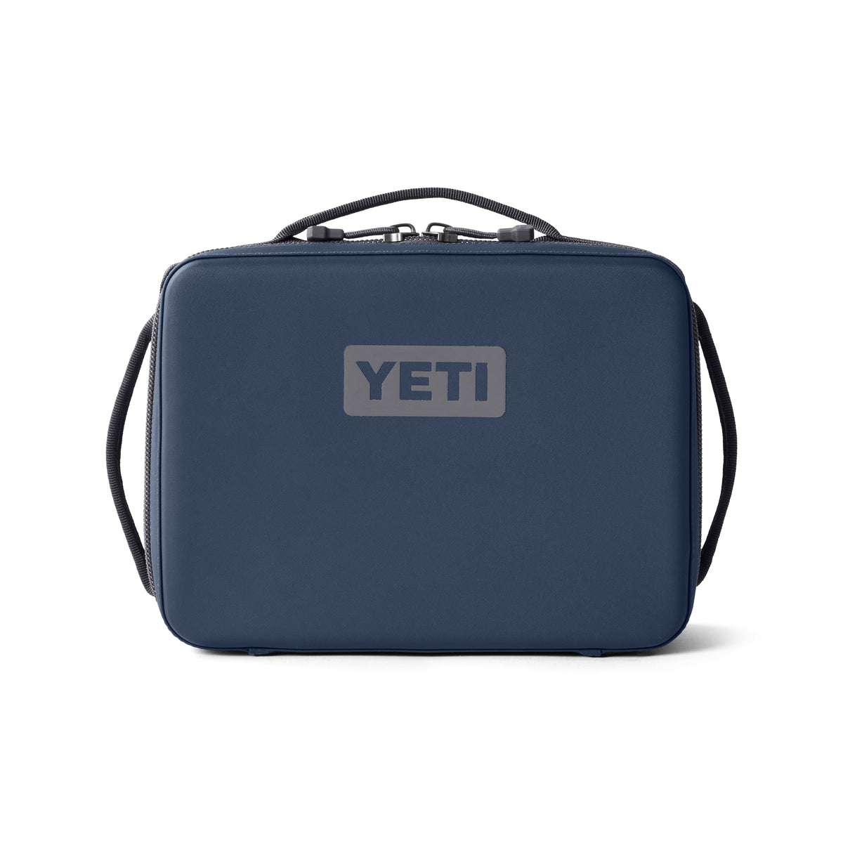 Die YETI® Kühltasche Daytrip Lunch Box 5L in Navy ist eine rechteckige Lunchbox mit Tragegriff, Reißverschluss und grauem YETI-Logo - ideal, um Ihre Mahlzeiten unterwegs frisch zu halten.