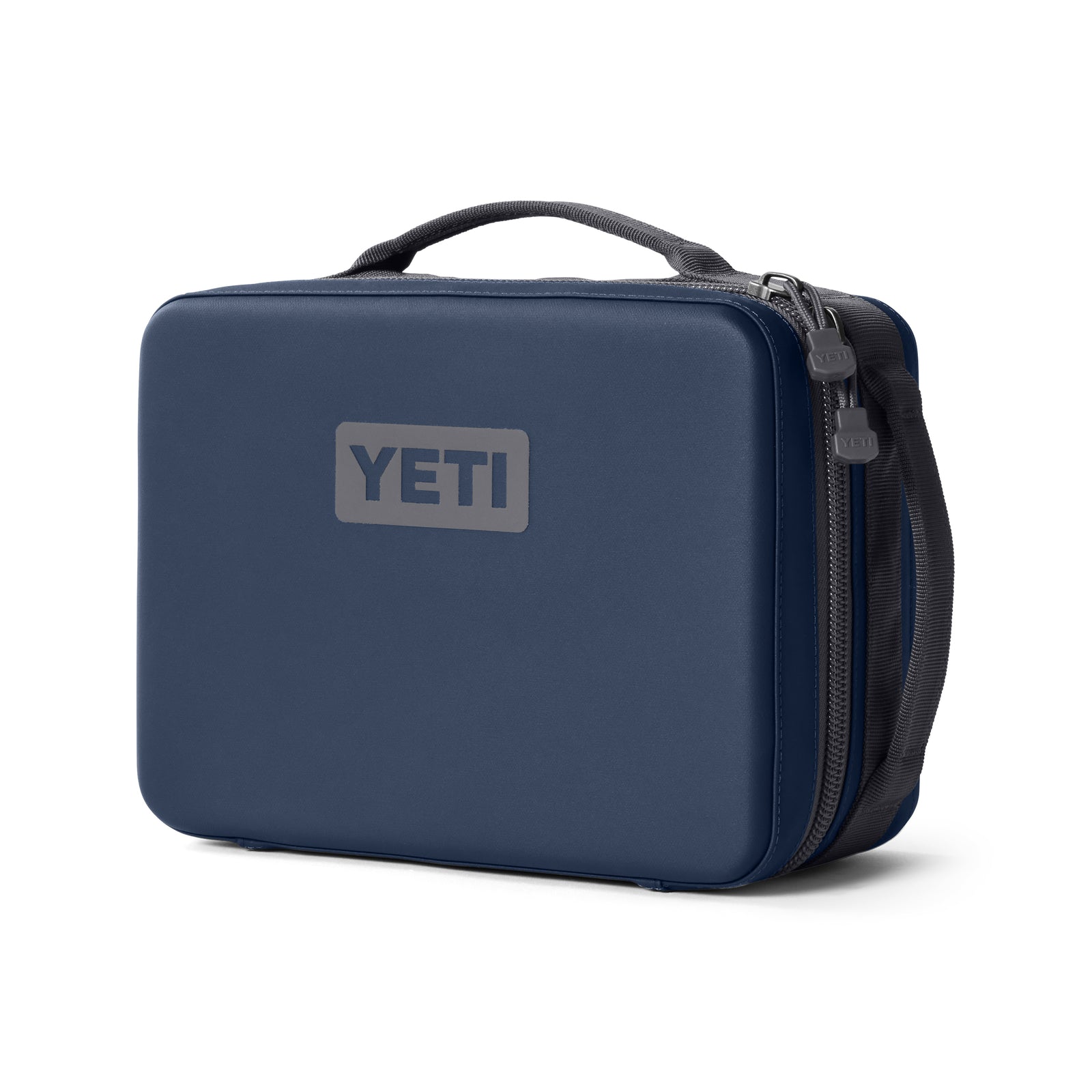 Die YETI® Kühltasche Daytrip Lunch Box 5L in Navy ist eine rechteckige Lunchbox mit Tragegriff, Doppelreißverschluss und YETI-Logo auf der Vorderseite - ideal, um Ihre Mahlzeiten unterwegs frisch zu halten.