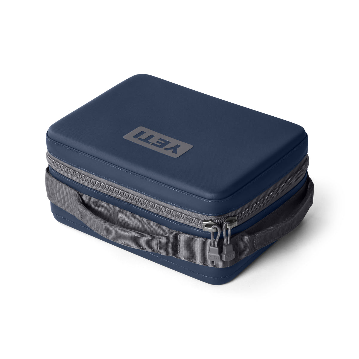 Abgebildet ist eine geschlossene YETI® Kühltasche Daytrip Lunch Box 5L in navy, mit grauem Griff und Reißverschluss, auf weißem Hintergrund.