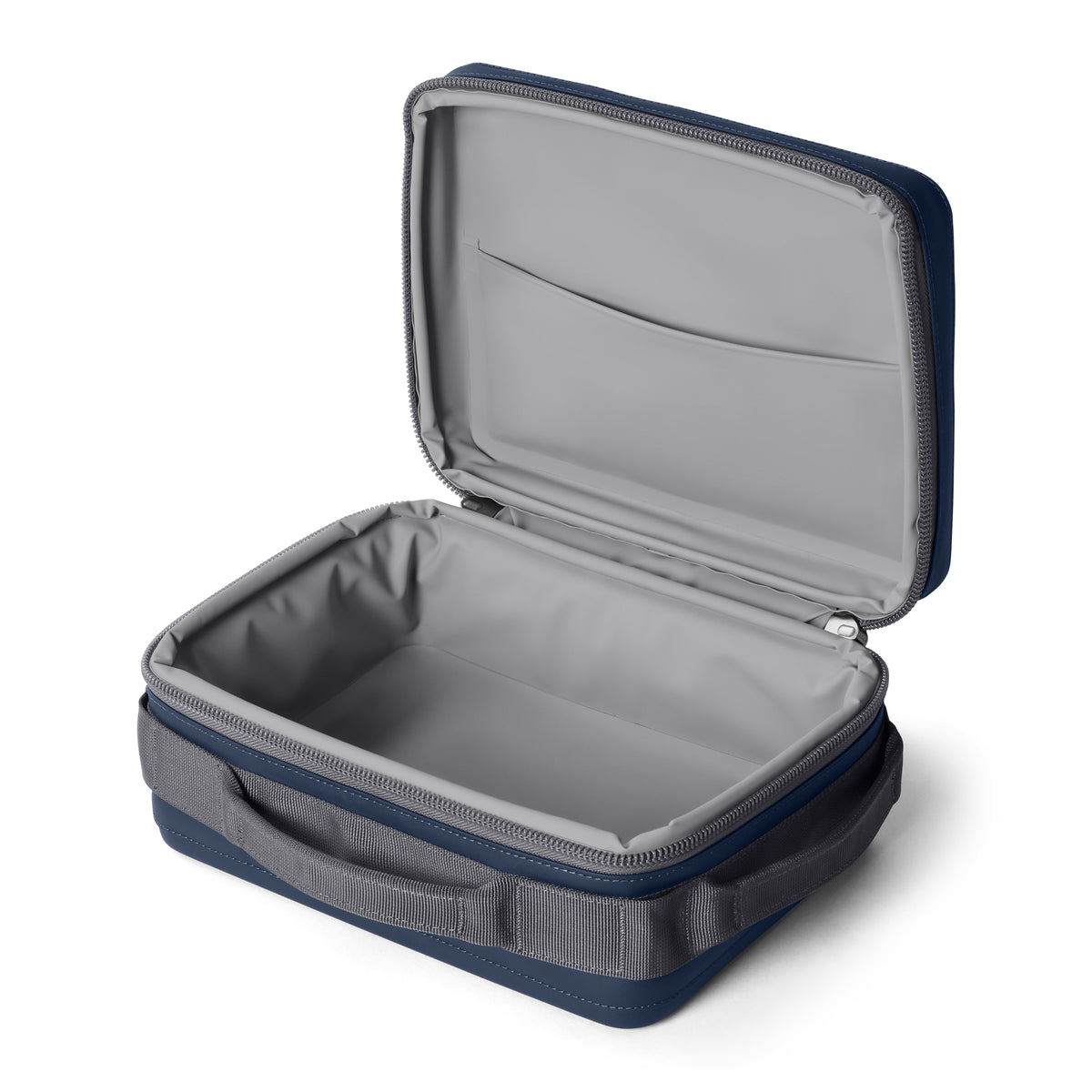 Die YETI® Daytrip Lunch Box 5L in Navy ist eine rechteckige, weiche Kühltasche mit einem grauen Innenraum, einem leeren Hauptfach, einer schmalen Deckeltasche und einer grauen Zierleiste - eine Kombination aus dem charakteristischen Stil der Marke und praktischen Funktionen.