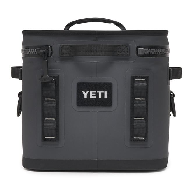 Die YETI® Kühltasche Hopper Flip® 12 - Charcoal verfügt über ein robustes Design mit Tragegriff, seitlichen Gurten und einem rechteckigen "YETI"-Logoaufnäher auf der Vorderseite - die perfekte weiche Kühltasche für jedes Abenteuer.