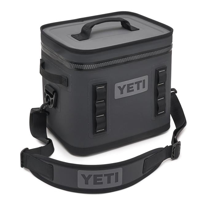 Die YETI® Kühltasche Hopper Flip® 12 in Charcoal verfügt über einen Deckel mit Reißverschluss, einen stabilen Griff, seitliche Gurte, einen abnehmbaren Schultergurt und das YETI-Logo auf der Vorderseite und dem Gurt.