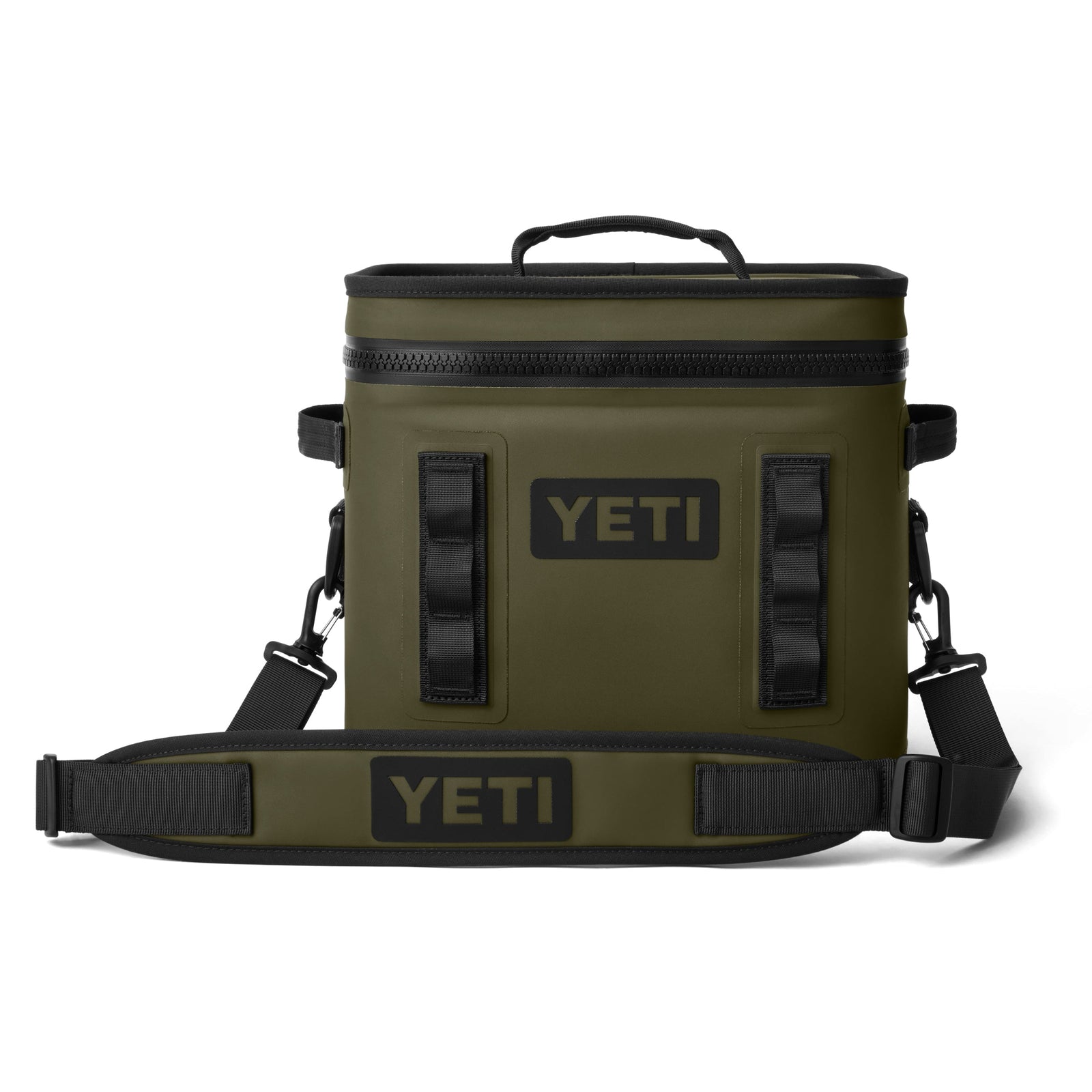 Die YETI® Kühltasche Hopper Flip® 12 in Olive verfügt über einen Griff an der Oberseite, einen verstellbaren Schultergurt und zwei YETI-Logos auf der Vorderseite und dem Gurt, die auf weißem Hintergrund abgebildet sind.