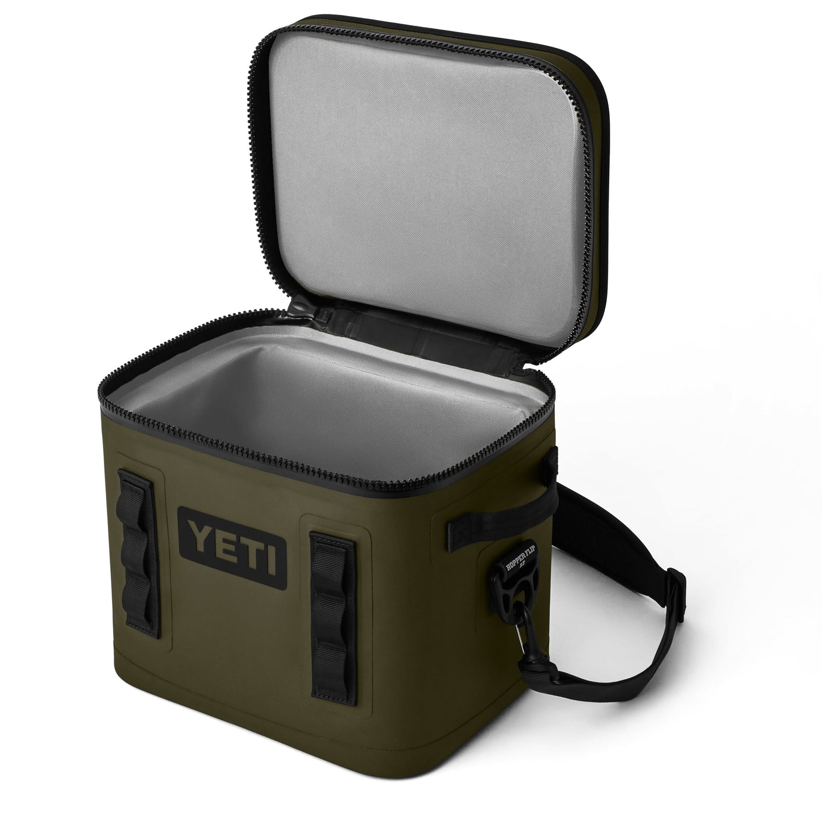 Die YETI® Kühltasche Hopper Flip® 12 in Olive wird geöffnet gezeigt und zeigt ihr isoliertes graues Inneres, den Reißverschluss, den schwarzen Tragegurt und die seitlichen Griffe.