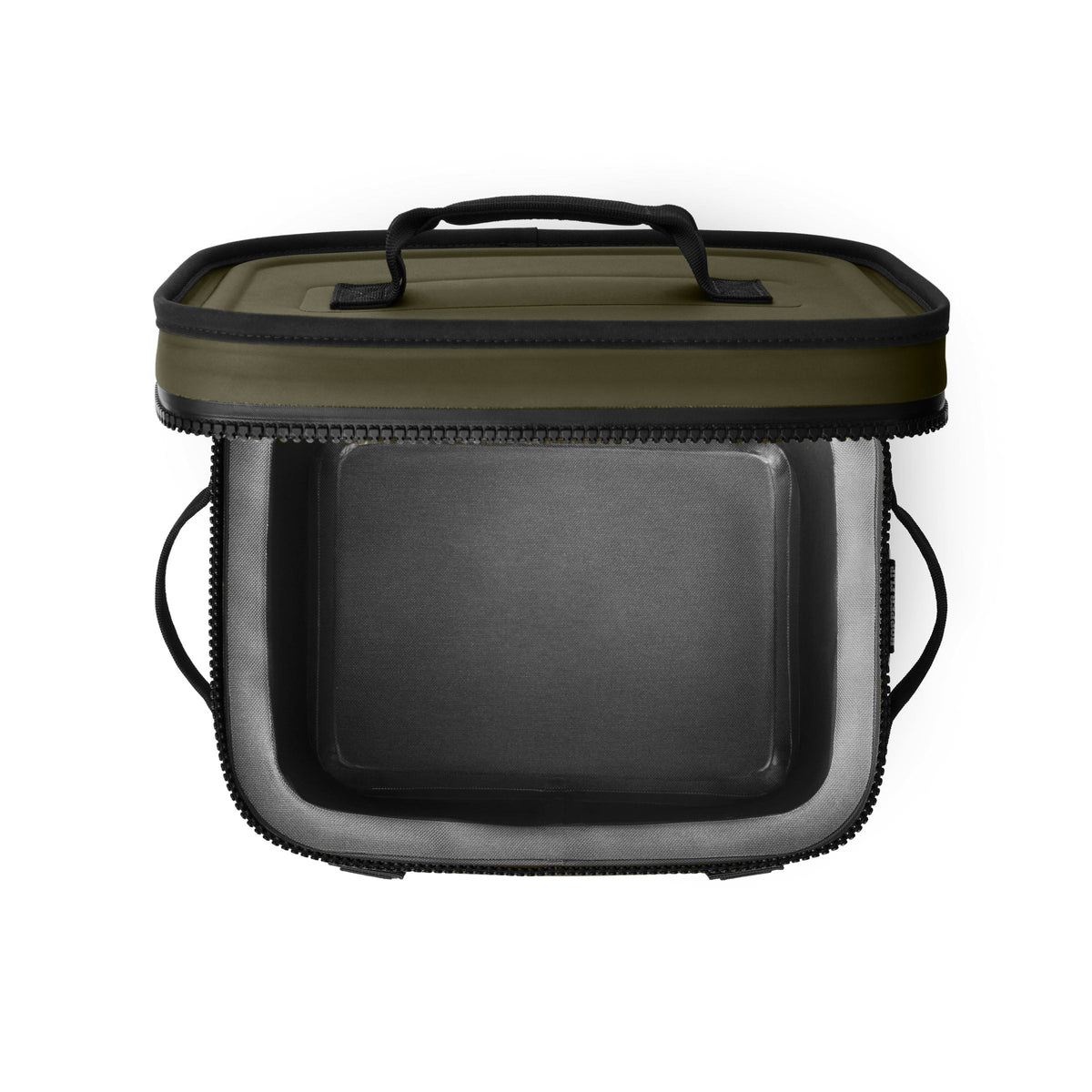Die YETI® Kühltasche Hopper Flip® 12 - Olive ist eine offene, rechteckige Soft-Kühltasche mit grünem Deckel, schwarzem Rand und Innenraum auf weißem Hintergrund. Sie verfügt über ein YETI-Branding sowie einen oberen Griff und zwei seitliche Griffe.