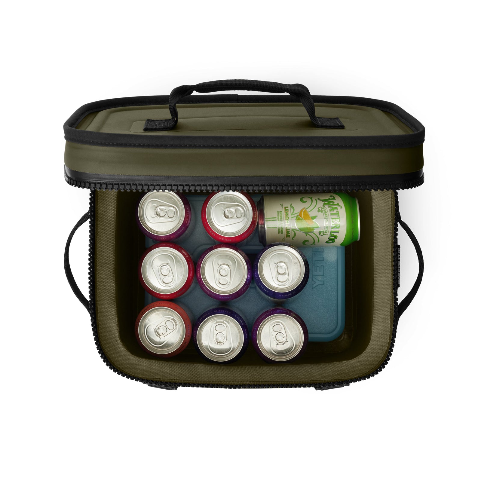 Draufsicht auf eine geöffnete olivgrüne YETI® Kühltasche Hopper Flip® 12 von YETI, die acht silberne Dosen mit roten und lila Akzenten, eine große grüne Dose, einen blauen Kühlakku sowie einen schwarzen Reißverschluss und Griff enthält.