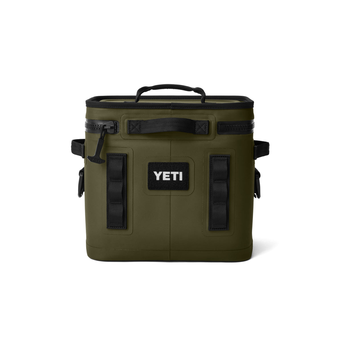 Die YETI® Kühltasche Hopper Flip® 12 - Olive ist eine kastenförmige, robuste Soft-Kühlbox in Grün mit schwarzem Reißverschluss, Griff und Seitenriemen. Sie hat ein weißes YETI-Logo-Patch auf der Vorderseite und ist für den robusten Einsatz konzipiert.