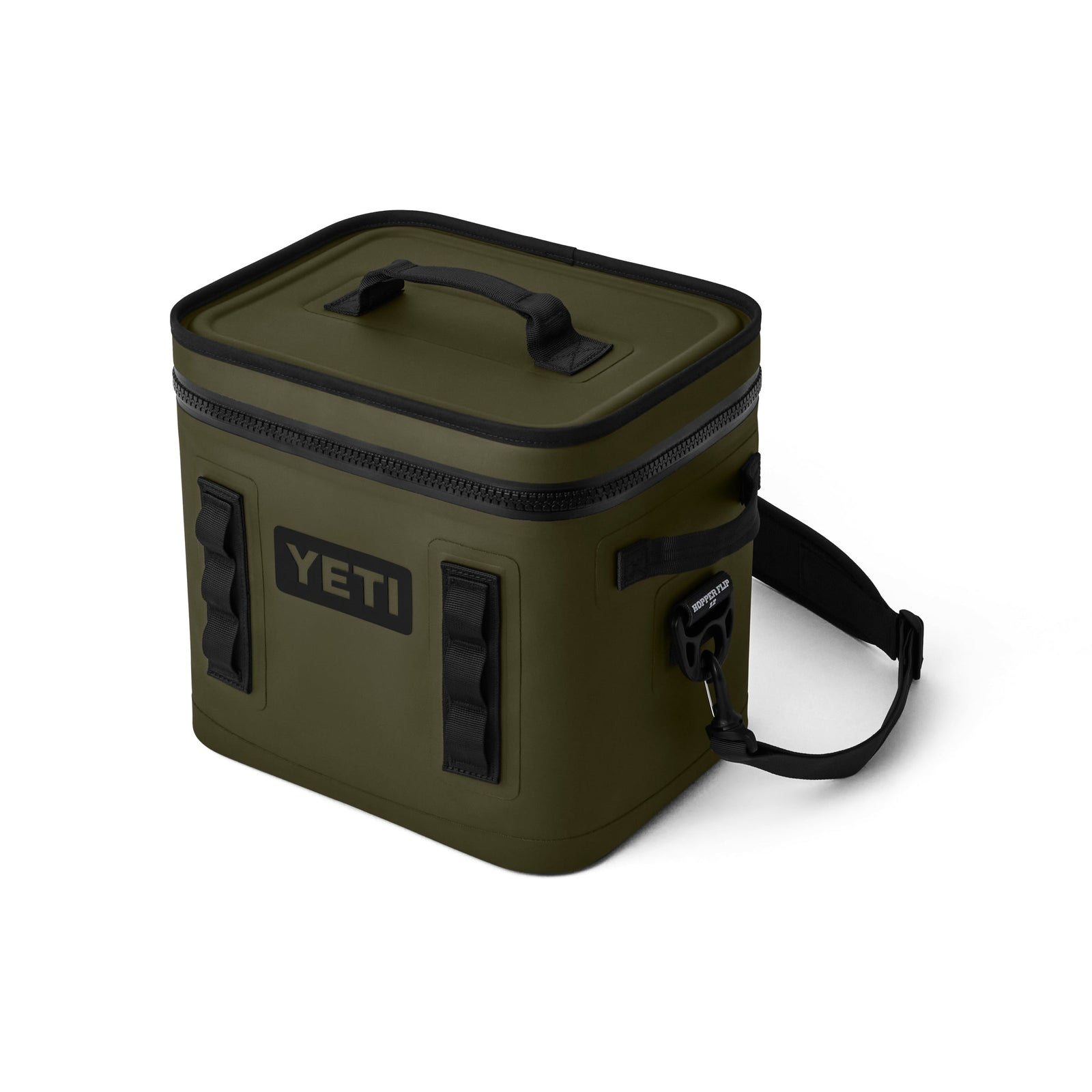 Die YETI® Kühltasche Hopper Flip® 12 in Olive verfügt über einen schwarzen Reißverschluss, einen stabilen Griff an der Oberseite, seitliche Griffe und einen verstellbaren Schultergurt, abgebildet auf weißem Hintergrund.