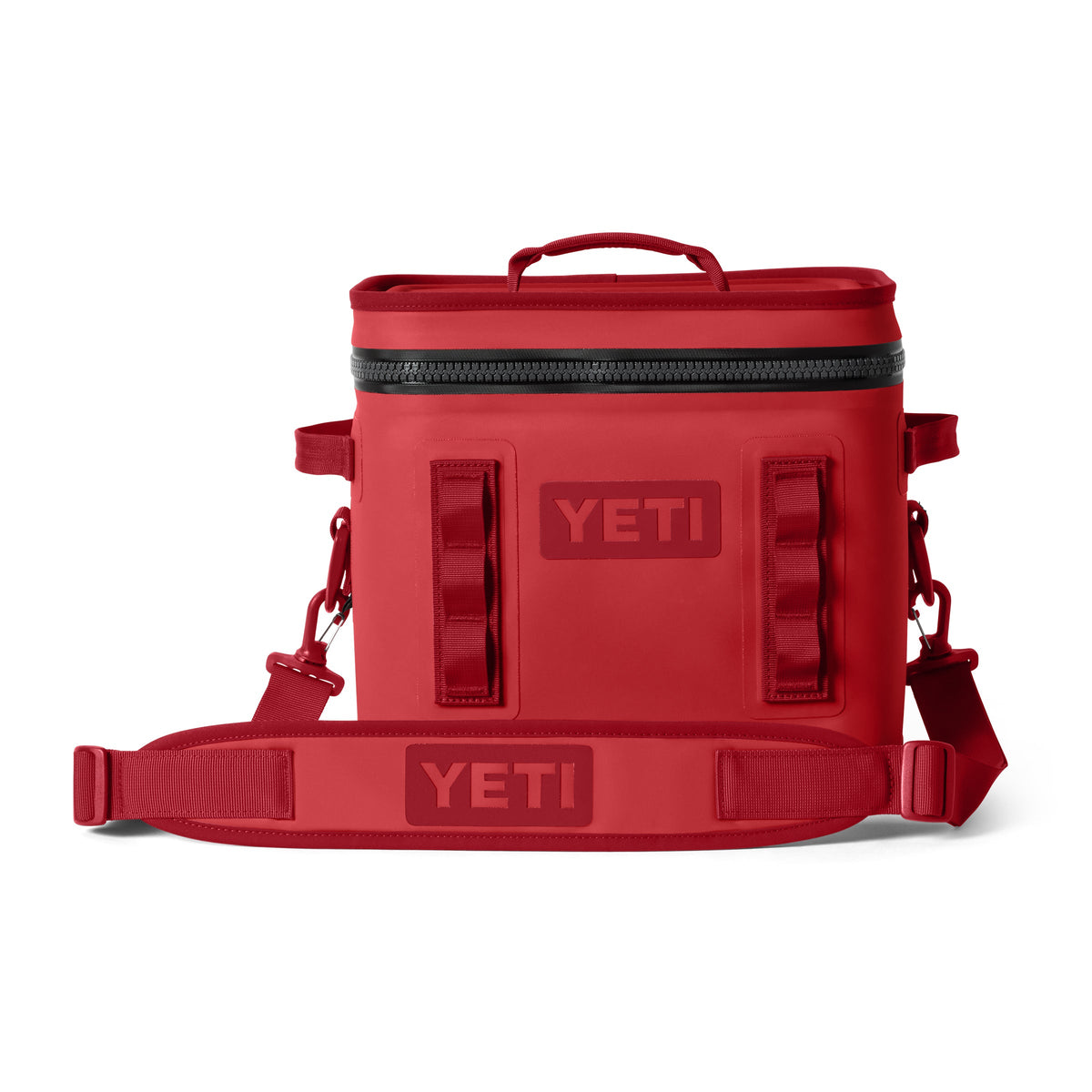 Die YETI® Kühltasche Hopper Flip® 12 in Rescue Red verfügt über einen Schultergurt, einen Griff an der Oberseite, Frontschlaufen und einen Reißverschluss. Die robuste Kühltasche zeigt das YETI-Logo auf der Vorderseite und dem Gurt.